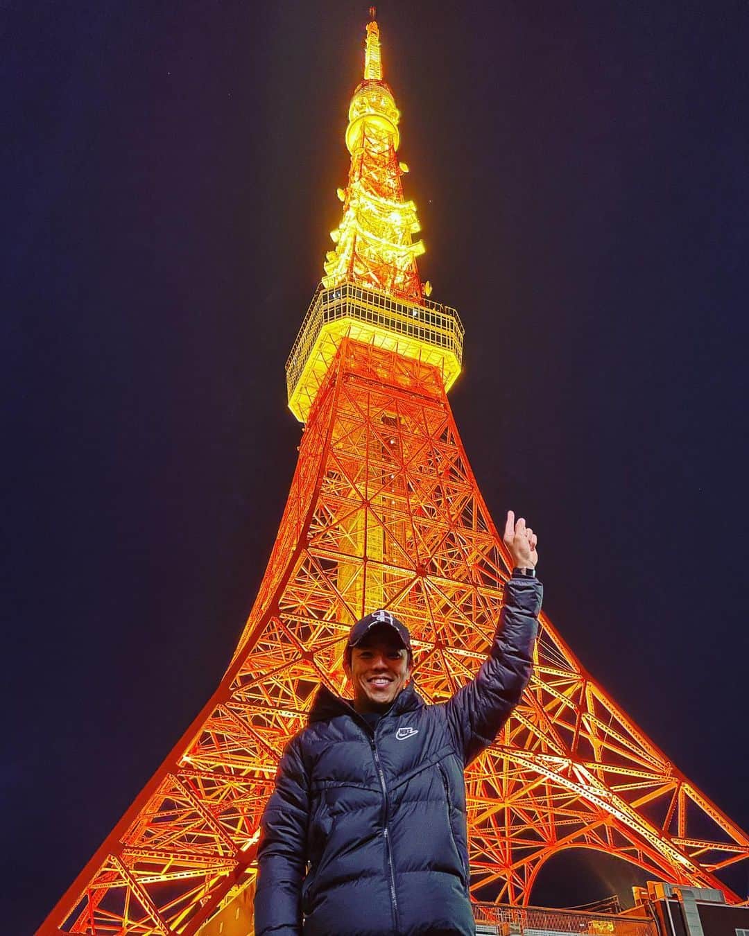 中山友貴のインスタグラム：「. 遠くから見ることしかないので、近くに行ってきました😉😊 オフシーズンでしっかり身体を休めてまたリスタートします！ 東京タワー🗼はやっぱりカッコいい😊 #東京タワー #tokyotower #夜景 #ライトアップ #おいさー #3150 #めっちゃ綺麗」