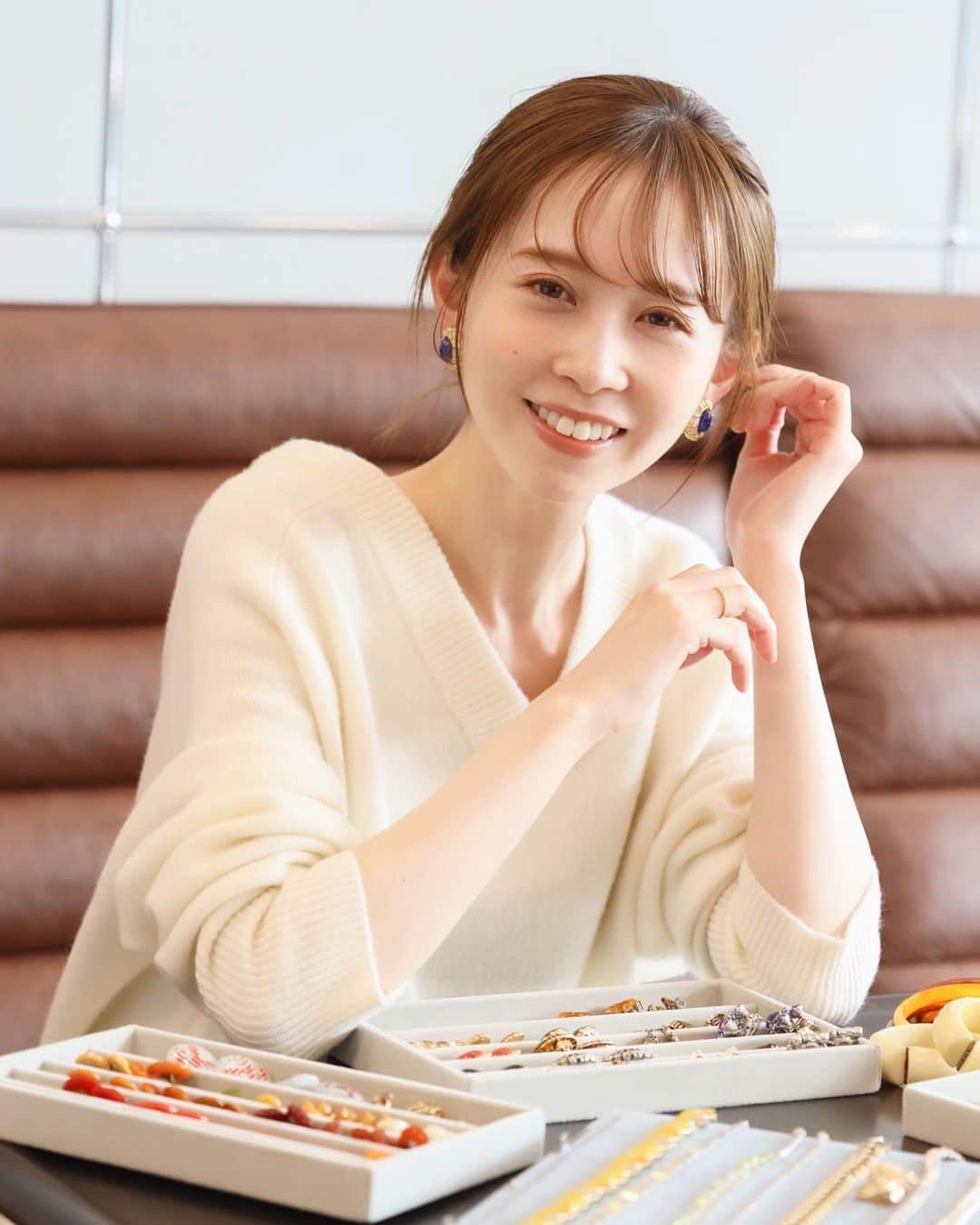 はれこのインスタグラム：「ストーリーズに載せたヴィンテージアイテム💍♡ . 実はHIROBでも少しだけ仕事をさせてもらっています🐣 その中の1つで、 ヴィンテージアクセサリーの買い付けに挑戦しました🌼 コンテンツページが本日公開されましたので、 良ければぜひbaycrew's storeをご覧ください💻 . ヴィンテージアクセサリーや時計は、 HIROBのアイテム一覧から見ることが出来ますよ🥰 . . わたし目線でかわいいと思うものを選んでいいよ と言われたので、 とにかくかわいいと思うものを選びました♡ 小さいころ夢中で集めていた 「セボンスター」を彷彿させるような、 キラキラしたアクセサリーには特に惹かれた🥺🏅 . 仕事の幅を広げていきたいと考えるようになって、 こういうお話も積極的に受けるようになりました🐥 というのもECモデルを始めて9年くらいになりまして。 好きでいてくれる年数は関係ないって思っているけど、 テイストとか価格とか色んなハードルがある中で、 所属ブランドが変わっても変わらず好き って言ってくれる人の大切さに改めて気付かされることがありました。 ずっと暖かい言葉をかけてくれる人もいて本当にありがたいなと。 . 提案できるものをお洋服だけに限定せず、 もう少し幅を広げたい！ そうすれば、 もっと自分の"好き"と思うものを共有出来て、 共感もしてもらえるんじゃないかなと思っています☺️ (そうなれば良いなと思っています！) . これからも頑張りますので、 見ていてくださると嬉しいです🐹 . いつも本当にありがとうございます🍰♡ . #hirob #baycrews #ベイクルーズ #vintageaccessory #ヴィンテージアクセサリー」