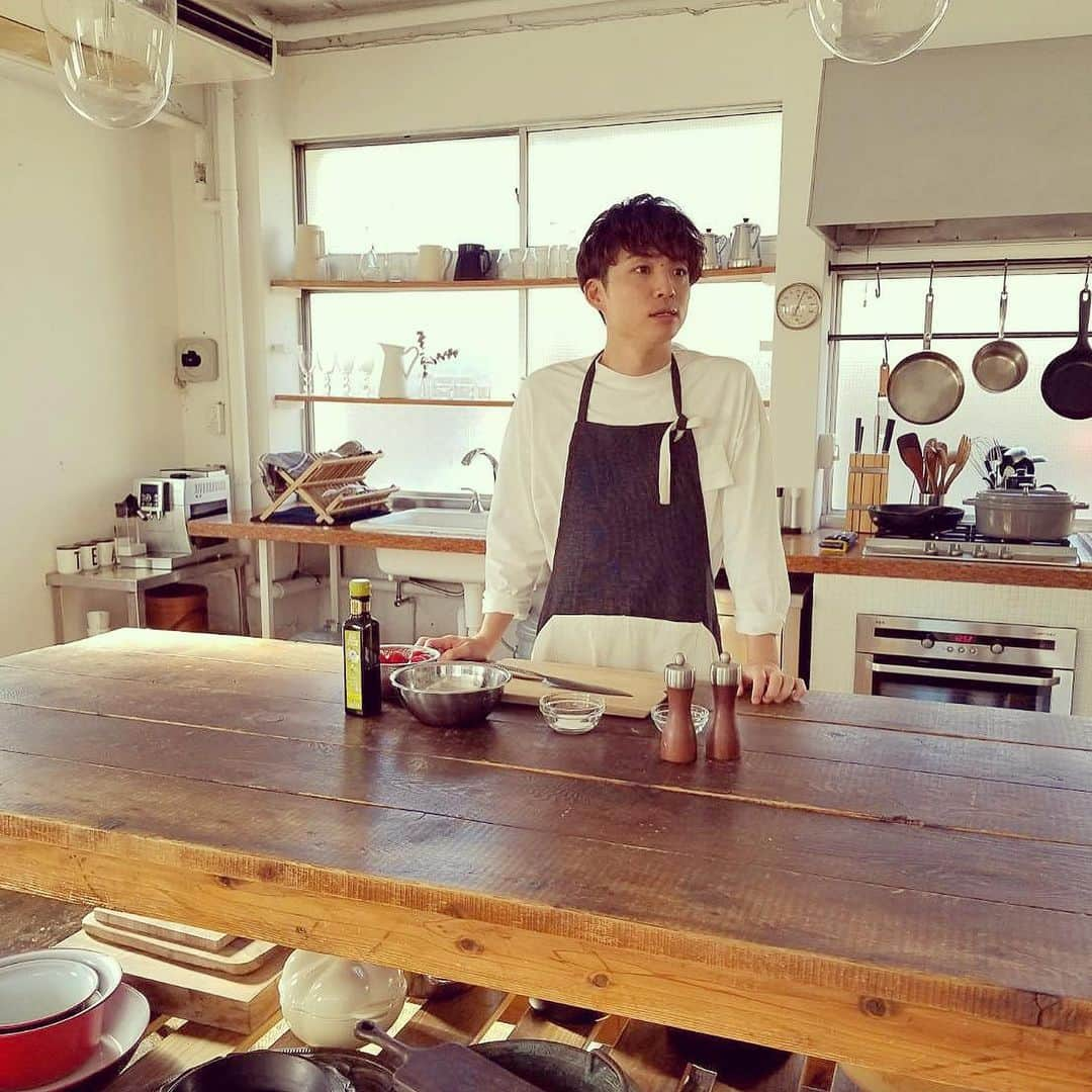 河井ゆずるさんのインスタグラム写真 - (河井ゆずるInstagram)「今日は白泉社さんの『kodomoe』という雑誌の取材で料理を3品作りました🍝  年末のカウントダウンライブが中止になってしまいましたが、新ネタをするライブを年末年始近辺でやる方向で調整中ですので、また決まり次第告知させて頂きます😭✨  出来なくなった事を嘆いても仕方ないので、今しか出来ない事を考えてしていきたいと思います☺️👍  皆さんも体調崩されないようお気をつけ下さい🔥」12月17日 21時49分 - kawaiyuzuru