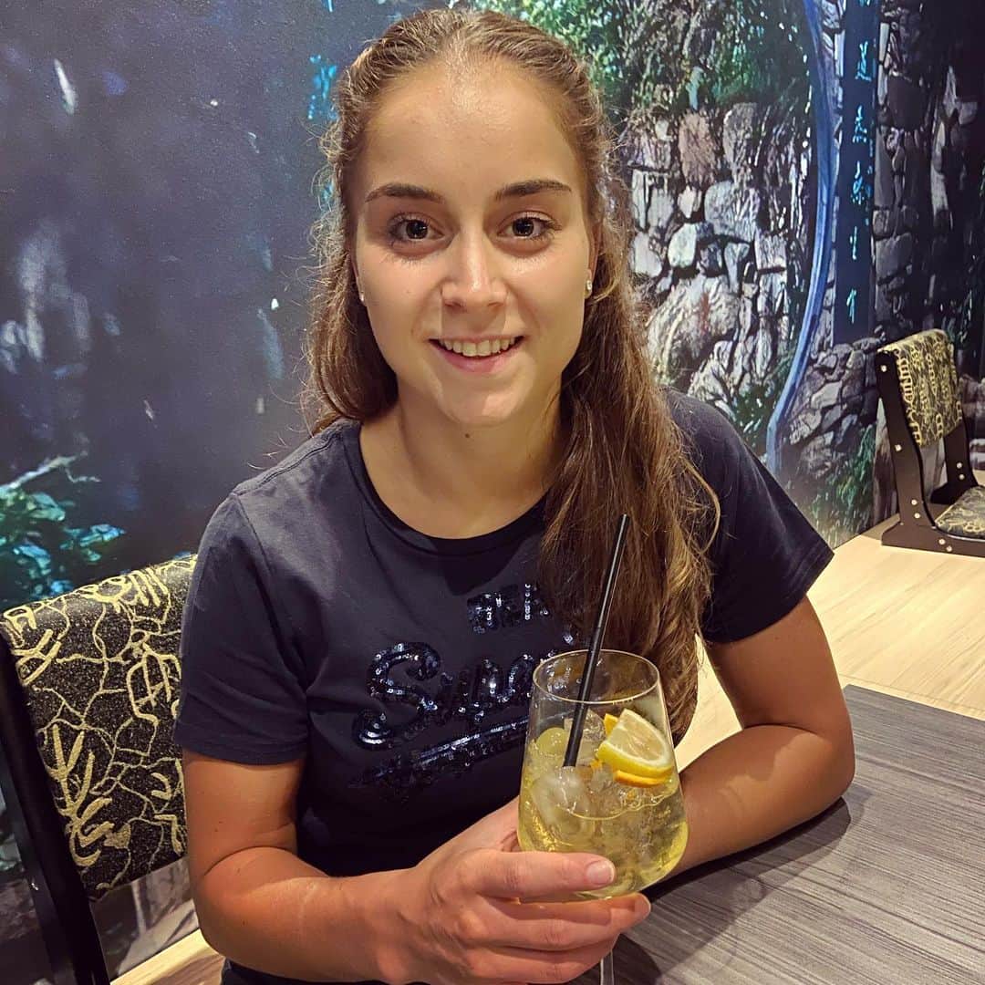 ヴェラ・ファン・ポールのインスタグラム：「CHEEERS TO 27 🥳🎈 • • • #happybirthdaytome🎂 #tbnaarbeteretijden #lockdown2 #happywiththelittlethingsinlife ❤️」