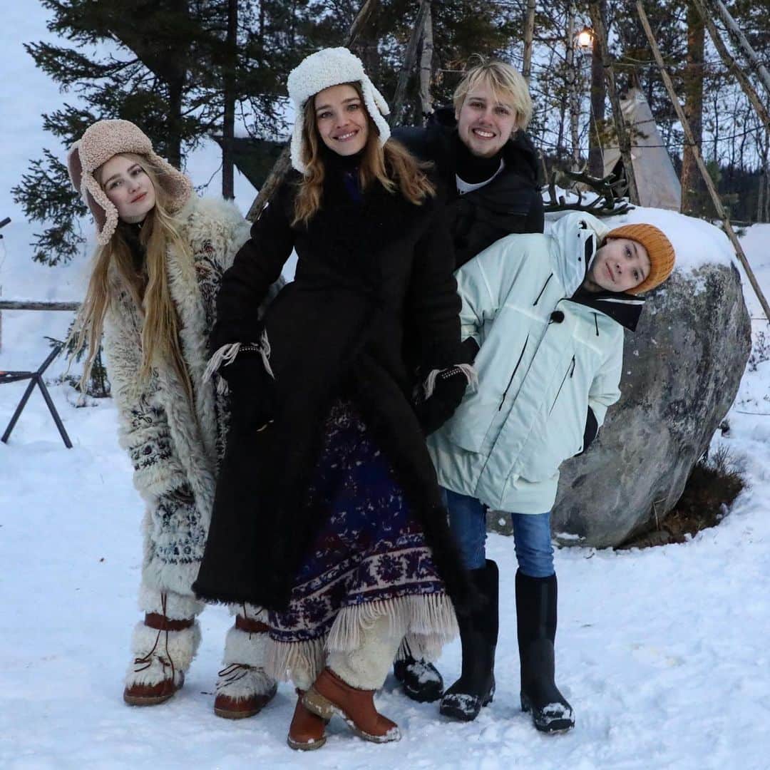 ナタリア・ヴォディアノヴァのインスタグラム：「На Севере - жить! The North is our oyster ⛄️⛄️⛄️⛄️💙. #РусскиеКаникулы @premier_online @zygaro @natellakrapivina @amurskievolny @afinsky」