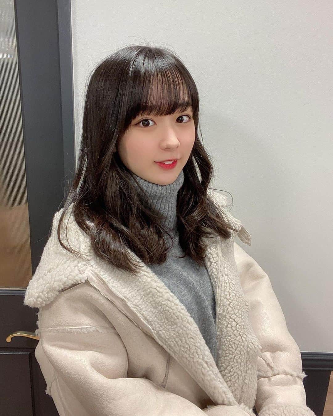 のインスタグラム：「. とても寒くて冬だなあって気持ちです❄️ . 今年のクリスマス(の次の日)は誰と過ごすの？ . ＼ももちゃーん!!!／ . ☺️ . かしこ . #高田もも #かしこってなに #かしこ #あいどる #アイドル #japaneseidol #idol #かみやど #ひらがなかみやど #instagood #instagram #merryjenny #zara #ニット #ニットコーデ #アウター #巻き髪 #前髪 #ミスid2021 #ミスid」