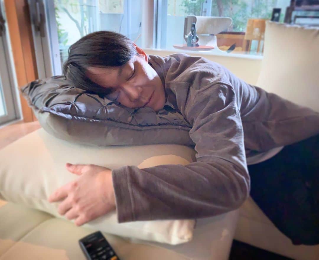 のインスタグラム：「【#こいはは 最終回まであと24時間‼️】 明日は生配信まで見ていただくために‼︎ 今日はそろそろ丸太郎さんと寝ましょう⭐️  おやすみなさい🌙  #tbs #金曜ドラマ #恋する母たち #こいはは #だめキュン #木村佳乃 #吉田羊 #仲里依紗 #小泉孝太郎 #磯村勇斗 #奥平大兼 #宮世琉弥 #藤原大祐 #渋川清彦 #玉置玲央 #矢作兼 #阿部サダヲ #丸太郎さんは #まりちゃんと夢の中😌💕 #丸太郎さんとだめキュン❤️ #明日ついに最終回😭✨」