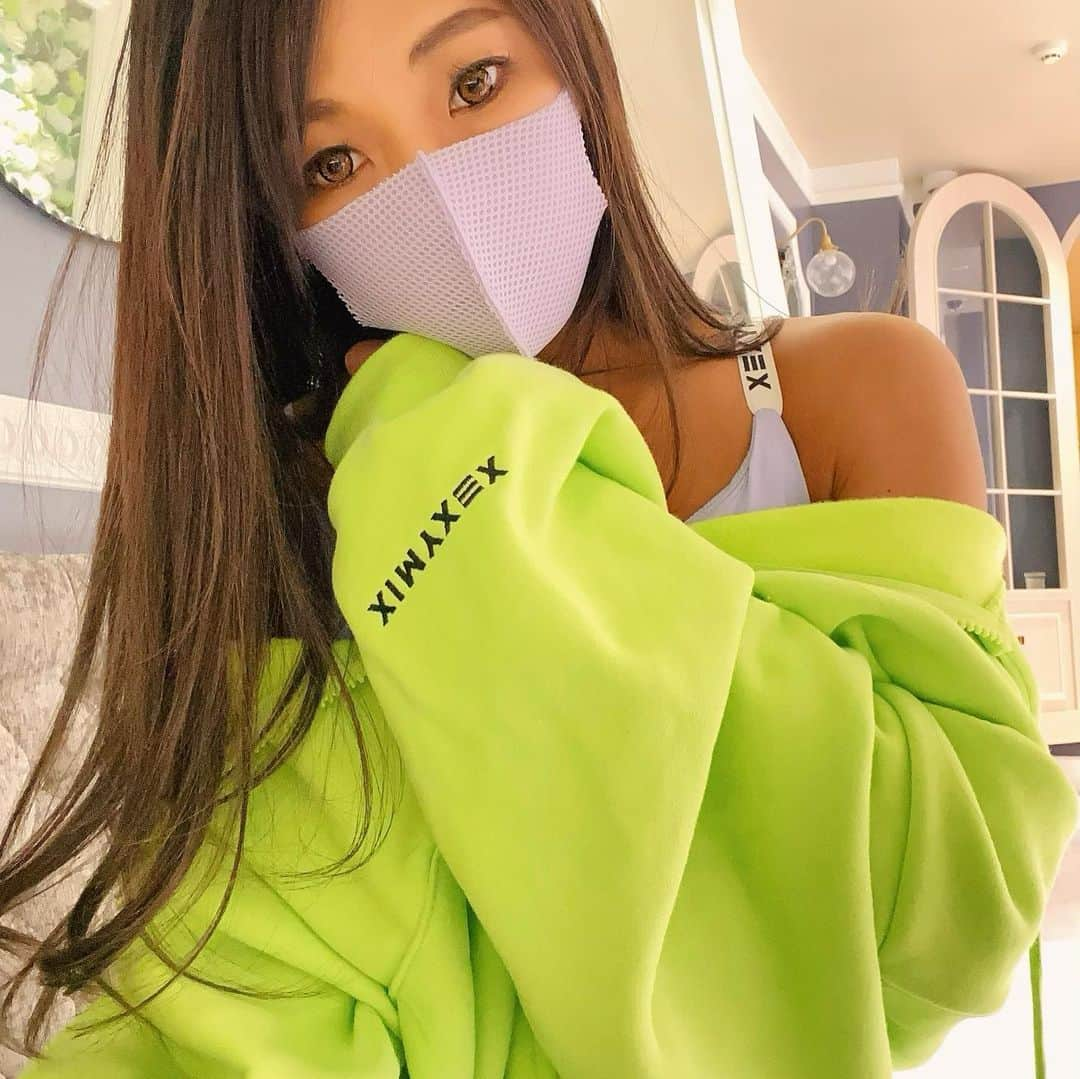 ひぃさんのインスタグラム写真 - (ひぃInstagram)「@xexymix_jp 💚 パーカー、レギンス、ブラトップどれも凄く可愛い😍 @xexymix_jp  ヨガ🧘‍♀️中心にやってた時から好きでレギンスは何本か持ってます✨ どのウェアも色味全部可愛いし、レギンスも脚がスッキリ見えてお尻もキュッと見えるよ✨ 生地＆着心地も抜群❣️ パーカー可愛いカラーでゆるっと丈短めであったかい☺️袖にロゴ刺繍あったり細かい所までこだわりが❤️ レギンスのBIGロゴもおしゃれ✨ @xexymix_jp  是非チェックしてみてね🙏❣️ #xexymix #xexymix_jp #ゼクシィミックス #ヨガウェア#スポーツウェア#トレーニングウェア#yogalife #yogawear #sportswear #fitness #fitnessgirl #fitnessmodel #fitnesslife #fitnesswear #フィットネス女子 #フィットネスモデル #フィットネスウェア #筋トレ女子 #workoutgirl #gymlife #gymgirl #gymtime #ヨガライフ #bikinicompetitor #summerstyleaward」12月17日 21時57分 - hii.piccolo