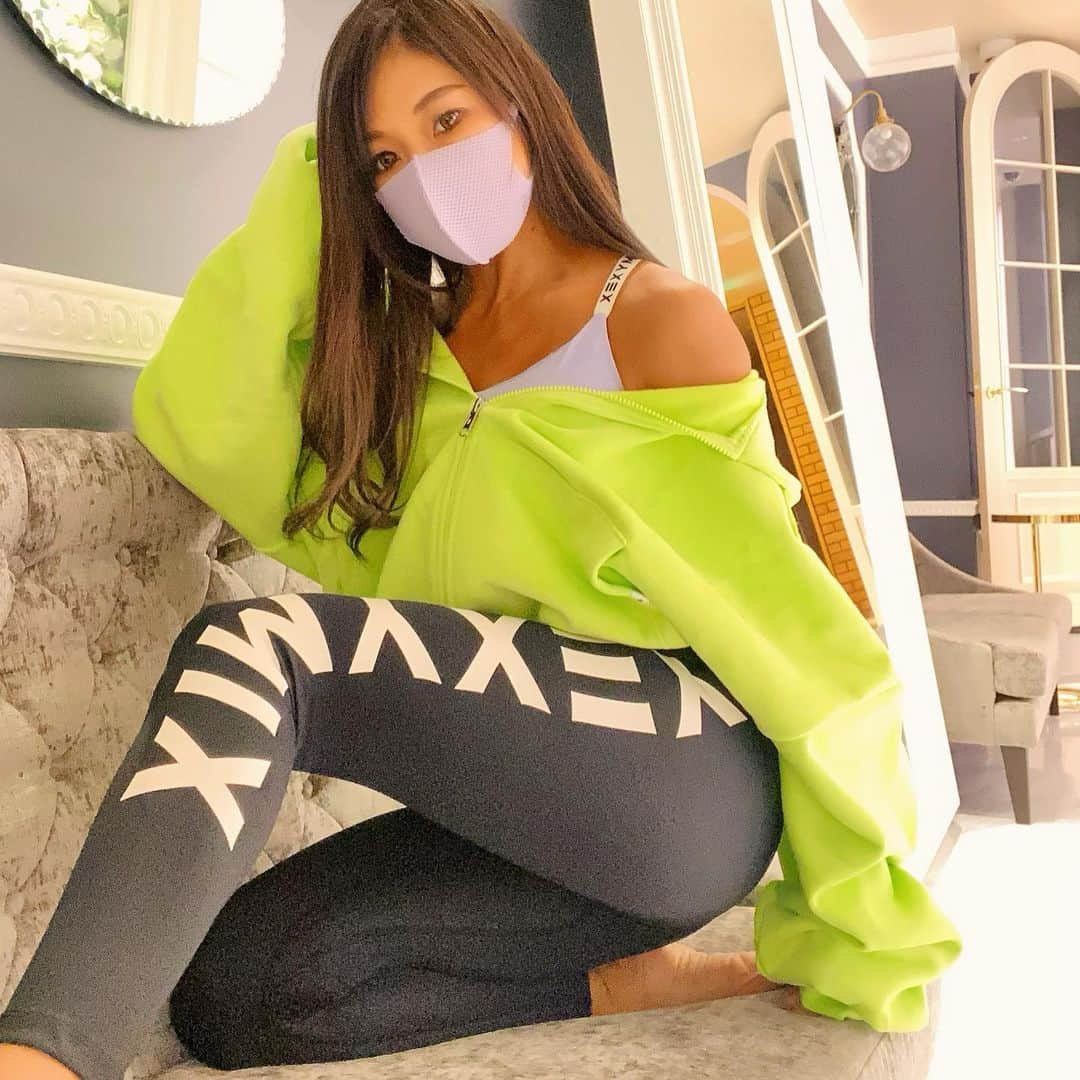 ひぃさんのインスタグラム写真 - (ひぃInstagram)「@xexymix_jp 💚 パーカー、レギンス、ブラトップどれも凄く可愛い😍 @xexymix_jp  ヨガ🧘‍♀️中心にやってた時から好きでレギンスは何本か持ってます✨ どのウェアも色味全部可愛いし、レギンスも脚がスッキリ見えてお尻もキュッと見えるよ✨ 生地＆着心地も抜群❣️ パーカー可愛いカラーでゆるっと丈短めであったかい☺️袖にロゴ刺繍あったり細かい所までこだわりが❤️ レギンスのBIGロゴもおしゃれ✨ @xexymix_jp  是非チェックしてみてね🙏❣️ #xexymix #xexymix_jp #ゼクシィミックス #ヨガウェア#スポーツウェア#トレーニングウェア#yogalife #yogawear #sportswear #fitness #fitnessgirl #fitnessmodel #fitnesslife #fitnesswear #フィットネス女子 #フィットネスモデル #フィットネスウェア #筋トレ女子 #workoutgirl #gymlife #gymgirl #gymtime #ヨガライフ #bikinicompetitor #summerstyleaward」12月17日 21時57分 - hii.piccolo