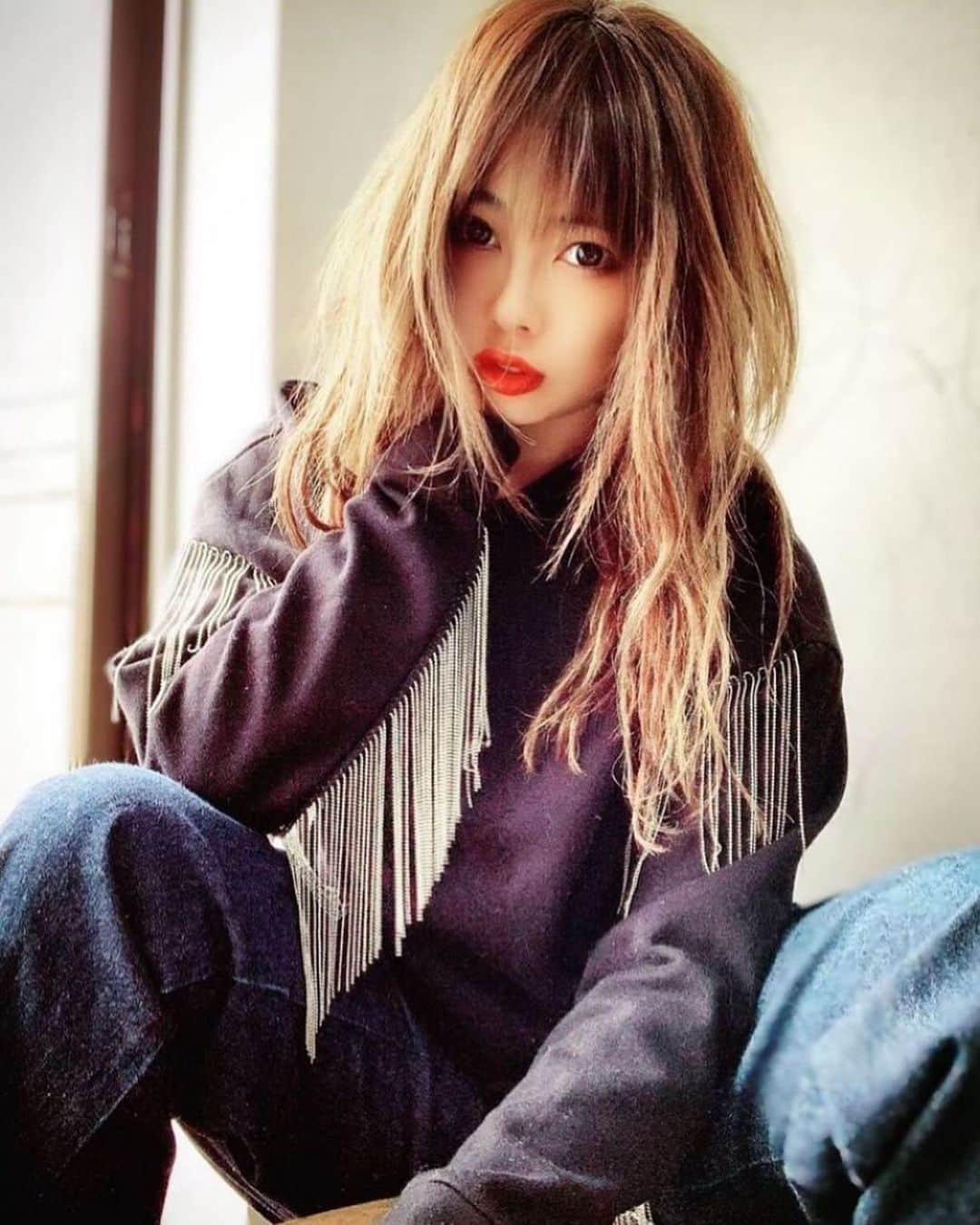 のインスタグラム：「熱は、夜になるとあがるな。今日もお疲れ様でした⭐️おやすみ💤  @hm  @uniqlo   #girl #美男美女と繋がりたい #雰囲気好きな人いいね #uniqlo #おしゃれ男子 #おしゃれ女子 #fashion#プチプラコーデ #モノトーン  #ギャルメイク #longhair #koreanstyle #hm  #韓国ファッション  #お洒落さんと繋がりたい #かっこいい #coolgirl #メンズライク #フリーモデル #被写体モデル #作品撮り #自撮り女子  #自撮り男子 #カッコいい #instalike #me #鬼滅の刃好きさんと繋がりたい #boyishgirl #instagood #フォローミー @c.h.a.t.a.13 🇯🇵  @snsmarketjp @vijozukan @bjlove_diary @bijo_zukan @ccbijyogram @bijogram_a_girl @bijohyakka17 @kawaii__hotgirl @ccbijyogram @rea.pro_2 @beauty_cute_photo @love_bestjapan @edit_artpics @special_spot_ @invisible_cool_part @happy_rainbowclub @ap_iapan @ultra_wide_apj @edit_a_cbloggers @lovers_amazing_group @japan_beautiful_days」