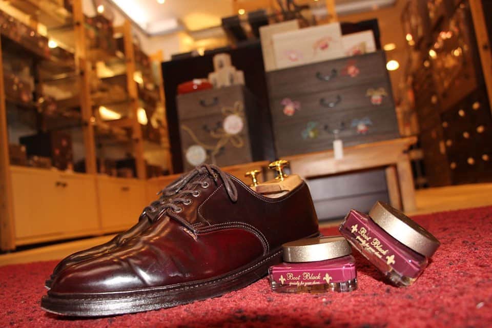 bootblack_officialさんのインスタグラム写真 - (bootblack_officialInstagram)「Boot Black Artist Palette Cream with a pair of Cordovan shoes at the Japanese traditional furniture shop @hakocho_official Asakusa, Japan 🇯🇵   #columbus#bootblack#shoecare#shoeshine#shoepolish#shoegazing#shoestagram#mensshoes#mensfashion#leathershoes#madeinjapan#japanmade#japanmadeshoecare#japan#asakusa#furniture#traditional#japaneseculture」12月17日 21時58分 - bootblack_official