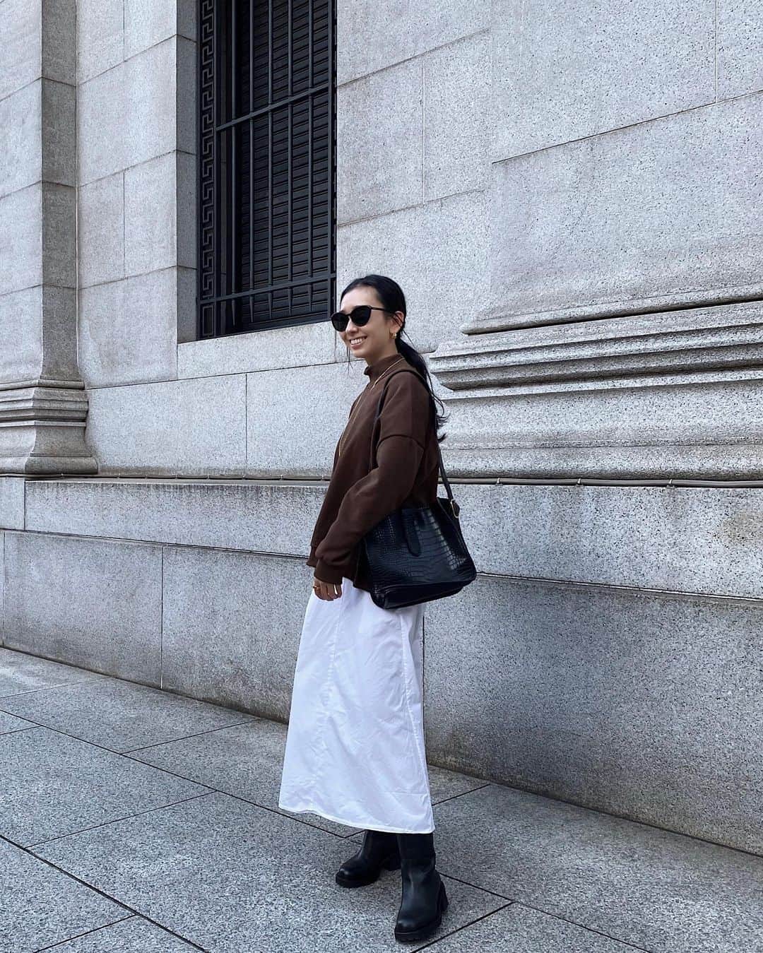 鈴木詩織のインスタグラム：「一気に寒くなってきましたね😲 久しぶりにブラウンカラーを着てみました🐻ワンピの上からざっくりと。  tops / @fifth_store  dress / cos bag / @editsheen_store  shoes / CHANEL  スウェットは裏起毛であたたかい♡サイドがZIPになってたよ。 fifthとeditsheenは60%OFFクーポン出てたよん。  ﻿ ﻿  #コーデ部#コーデ日記#162cmコーデ#fifth#fifthtl#フィフス#ワンマイルコーデ#ワンマイルウェア#リラックスコーデ #ベージュコーデ#カジュアル#ニット#160cm以上コーデ#ニットコーデ#サイドファスナーモックネック裏起毛スウェット#EditSheen#エディットシーン#バッグ#BAG#ポーチ付きクロコ型押しトート」