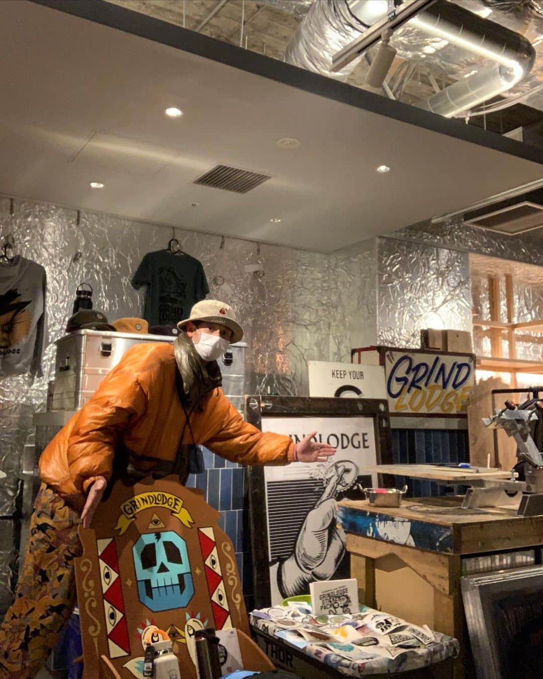 のインスタグラム：「@grindlodge_garage_service  本日はありがとうございました😊 お会い出来た方に感謝🙏 僕は今日だけのお手伝いでした✌️ またどこかでお手伝いします🙇‍♂️ @grindlodge  また遊びましょー✌️ @m16_camp 寒いから @nataldesign1999 のダウンの季節来たー😊」