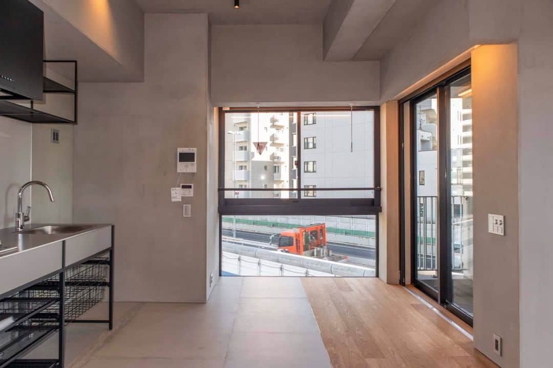のインスタグラム：「『東京LIFE 602』﻿ ﻿ ・東急田園都市線駒沢大学駅 徒歩5分 ・18.4万円・40.23㎡・1R ___________________________________________________________________﻿  大きく街を横切っている道路。24時間忙しなく通り抜けていく車。 いつでも明るい道。 都会に住んでいるといつしか当たり前になってくるこの光景。  そんな街で人生一度は暮らしてみたい、デザイナーズ物件をご紹介です！ 12階建、6階のお部屋。コンクリートと木材が融合した内装。  お部屋に入るとまず目に飛び込んでくるのは大きな窓。 床面まである窓からは、下界の景色がよく見えます。 環七通りと246が交わるこの場所。ひっきりなしに車が行き来しています。 ですが、さすが令和の新築物件。外の音は聞こえません。  玄関からサニタリー、キッチンまでコンクリート。 フローリングとの対比が素敵です。  ウォークインクローゼットの収納もあるので、ワンフロアには家具だけで過ごしたい。  住んでみると案外落ち着く、そして自分をより高みへと上げてくれるようなお部屋なのかもしれません。  ▼この物件の詳細、﻿ そのほかのお部屋はプロフィールのリンクから﻿ @setagayakurasson﻿ ___________________________________________________________________﻿ ﻿ 「オンラインでお部屋探し」スタートしました！ ご相談お待ちしております。 ﻿ ﻿https://setagayakurasson.com/online _____________________________________________________________________﻿ ﻿ #せたがやクラソン #せたがやンソン #賃貸 #お部屋探し #オンラインお部屋探し #引っ越し #内見 #部屋 #ワンルーム #ひとり暮らし #ふたり暮らし #好きな街 #暮らしを楽しむ #キッチン #家具 #世田谷 #賃貸インテリア #リノベーション #コンシェルジュ #世田谷のお部屋探し  #田園都市線 #駒沢大学 #三茶 #暮らしを楽しむ #デザイナーズ #高層階からの眺め #コンクリート打放し  #令和  #都会で暮らす #ペットのいる生活」