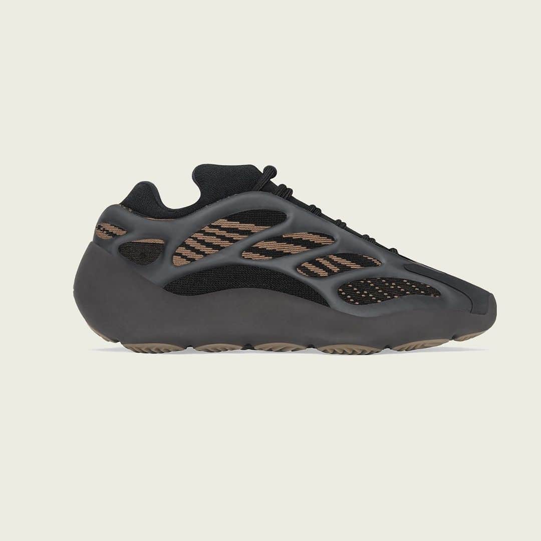 adidas Originalsのインスタグラム：「YEEZY 700 V3 CLAY BROWN. AVAILABLE DECEMBER 21 AT ADIDAS.COM/YEEZY, ON CONFIRMED IN THE UNITED STATES AND ON THE ADIDAS APP IN SELECT COUNTRIES.」