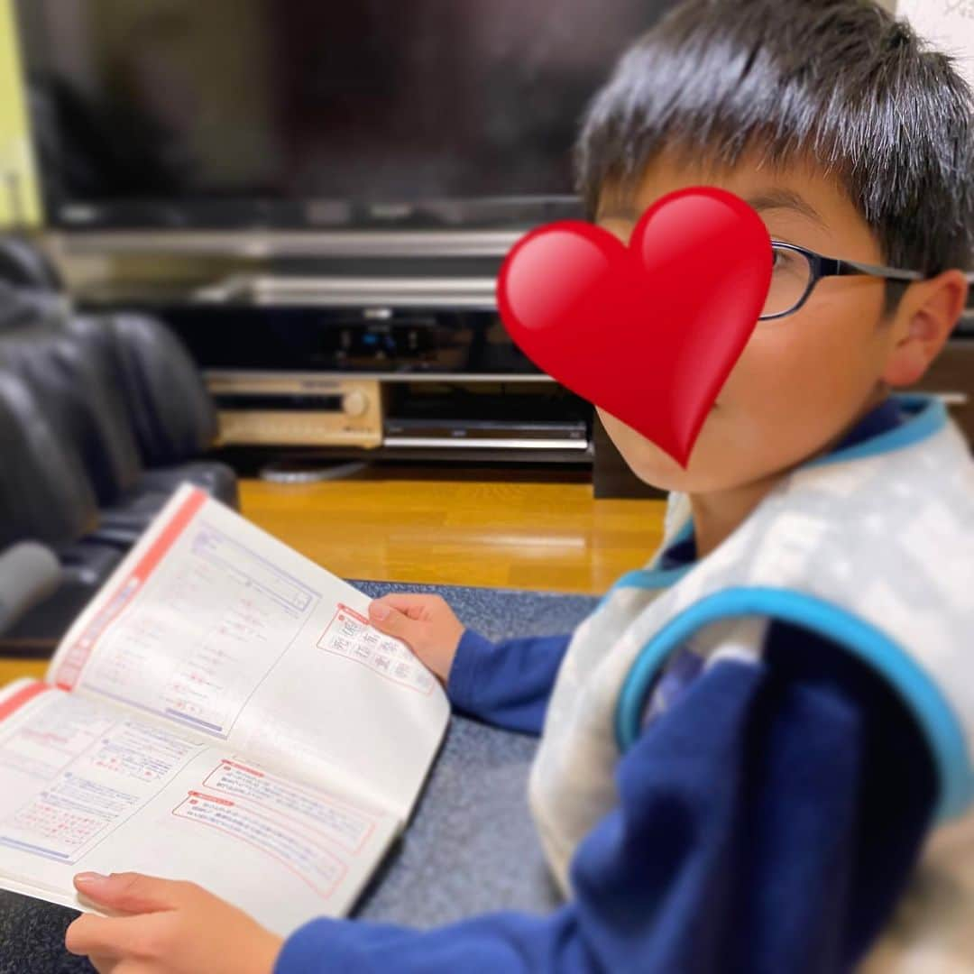 えりっこさんのインスタグラム写真 - (えりっこInstagram)「寝る前のお決まり📚 ⋆ 寝る前に脳に入れたものは記憶力に定着しやすいってTVで見たんだって🥰 ⋆ ⋆ チャレンジの答えの本、答えはもちろん、ちょっとした豆知識なども色々まとまっているのでママとの読書時間の、読書代わりに📚 ⋆ 因みに、撮っていい？🥺って聞いたら何も言わずに机に置いてたペンケースとコップをフレームアウトさせてくれました。 ⋆ お兄ちゃん、わかってるね・・ ⋆ ⋆ #進研ゼミ #チャレンジタッチ #進研ゼミ小学講座 #OK進研ゼミ小学講座 #PR」12月17日 22時01分 - erikkovoice