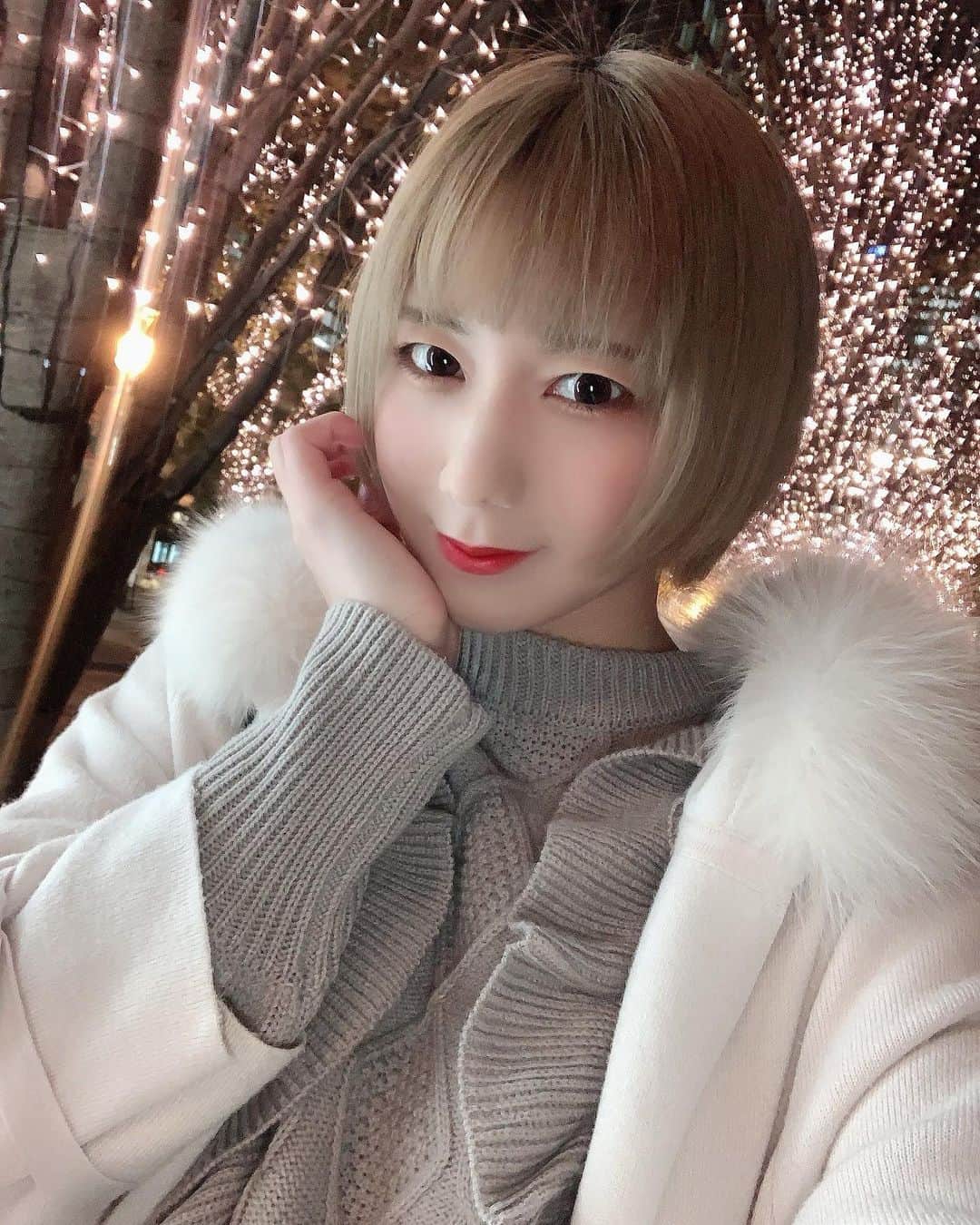美羽えりのインスタグラム：「✨🌲illumination🌲✨ . #illumination #tokyo #Japan #photo #photography  #portrait #selfie #japanesegirl  #イルミネーション #東京 #丸の内 #撮影会 #撮影会モデル #写真 #ポートレート #自撮り#女の子 #ショートヘア #shorthair」
