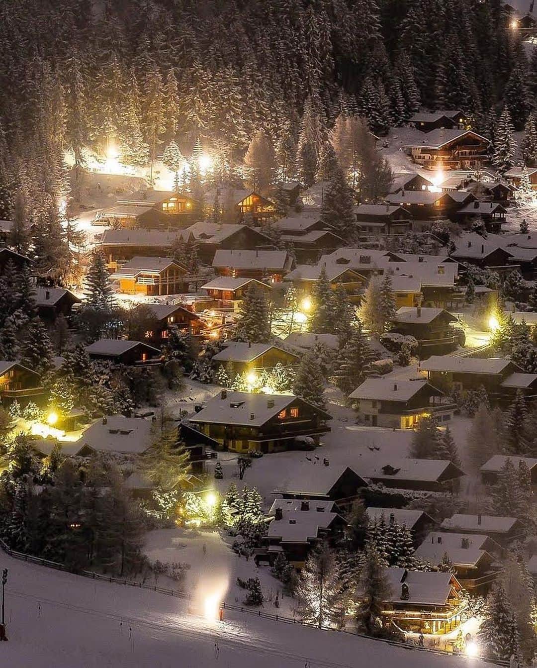 bestvacationsさんのインスタグラム写真 - (bestvacationsInstagram)「Winter scenes in Switzerland Tag you you’d explore with! By @sennarelax #BestVacations」12月17日 22時02分 - bestvacations