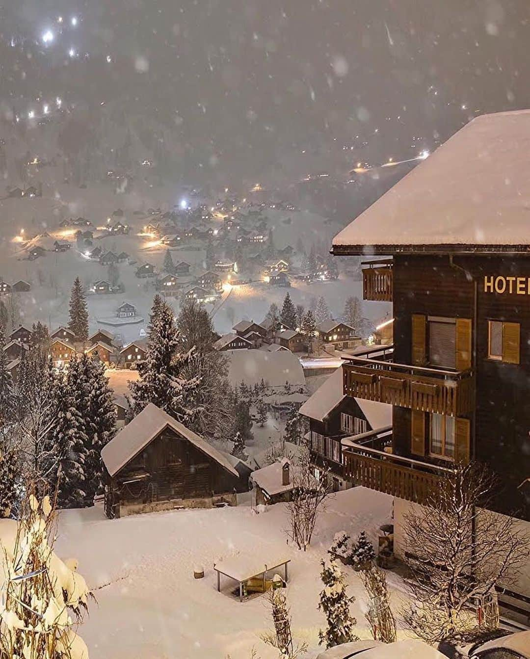 bestvacationsさんのインスタグラム写真 - (bestvacationsInstagram)「Winter scenes in Switzerland Tag you you’d explore with! By @sennarelax #BestVacations」12月17日 22時02分 - bestvacations