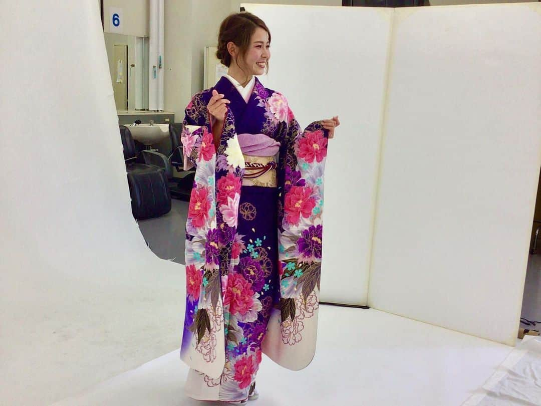 磯崎由加里さんのインスタグラム写真 - (磯崎由加里Instagram)「. 先日の撮影の様子をチラッと👀💓 . . 振袖着ました😚 . #エイジェック女子硬式野球部 #女子野球 #野球女子 #野球 #baseball #栃木県美容専門学校 #振袖 #振袖ヘア #ヘアメイク #素敵な時間 #楽しかった #川端友紀 #吉田えり」12月17日 22時07分 - isozaki.11