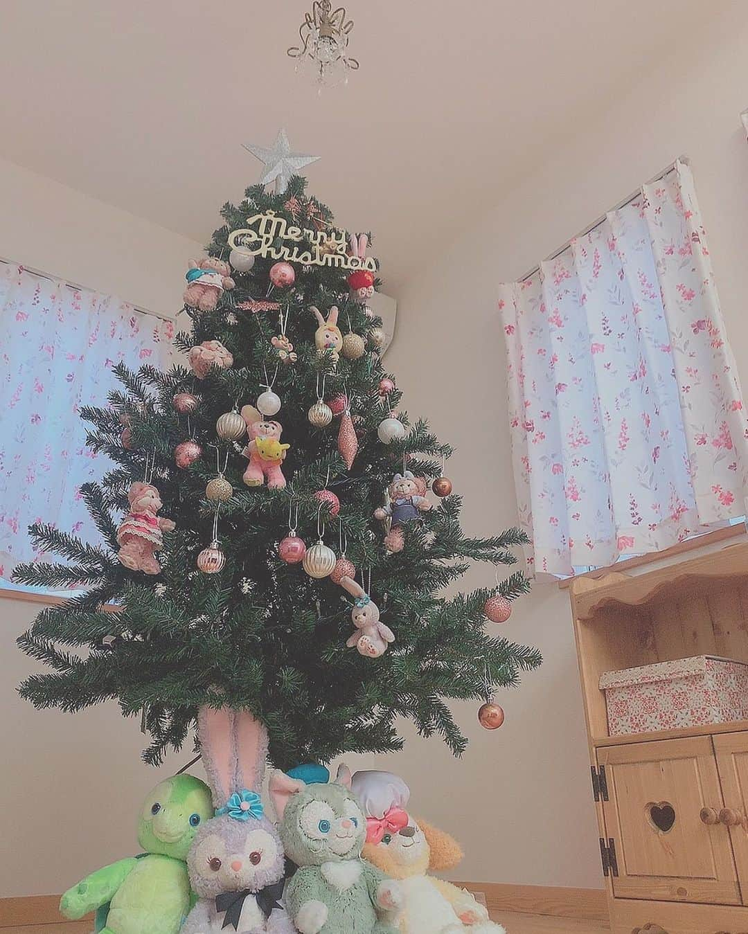 吉川ひよりさんのインスタグラム写真 - (吉川ひよりInstagram)「﻿ ✿ ✿ ✿ ✿ ﻿ ﻿ Christmas tree🎄⸜❤︎⸝﻿ ﻿ 大好きなシェリーメイとステラ・ルーがいっぱいのクリスマスツリー🎄可愛いでしょ💕﻿ ﻿ ﻿ #piyochanstagram﻿ #クリスマスツリー﻿ #Christmastree﻿ #メリークリスマス﻿ #クリスマス　#🎅﻿ #ピンク　#💗﻿ #インテリア﻿ #ダッフィーフレンズ﻿ #シェリーメイ﻿ #ステラルー﻿ #ジェラトーニ﻿ #ステラルー﻿ #クッキーアン﻿ #オルメル﻿ #instagood ﻿ #idol ﻿ #instalove ﻿ #follow﻿ #ときクリまであと9日🎅﻿ ﻿」12月17日 22時08分 - hiyori_yoshikawa_official