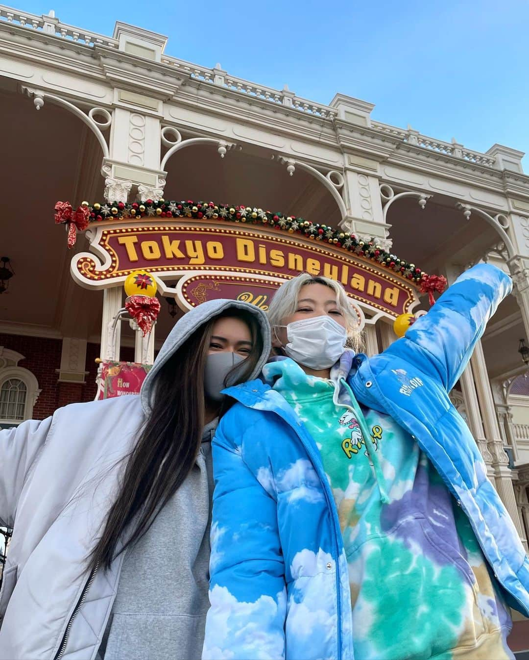 中川友里さんのインスタグラム写真 - (中川友里Instagram)「🍄TokyoDisneyLand🍄 ひっっっさしぶりのDisneyland何年ぶりかな🪐☄️🌏🌟 この時期めっちゃくちゃ寒かったけどそれはそれで楽しかった🧚‍♀️🧜‍♀️🎅🐠🐹🍄🌈チュロス食べるって決めてたから、見つけた瞬間の幸せの気持ち🌼🌸🤩  冬の空は空気が澄んでて夜空🌌も綺麗ですね🌜🌛🌟  @disney #東京ディズニーランド  #ディズニー　#ディズニーランド #女子旅　#disney #tokyo #tdl  #スペースマウンテン無限に乗れるけど首もげる」12月17日 22時08分 - darayunya