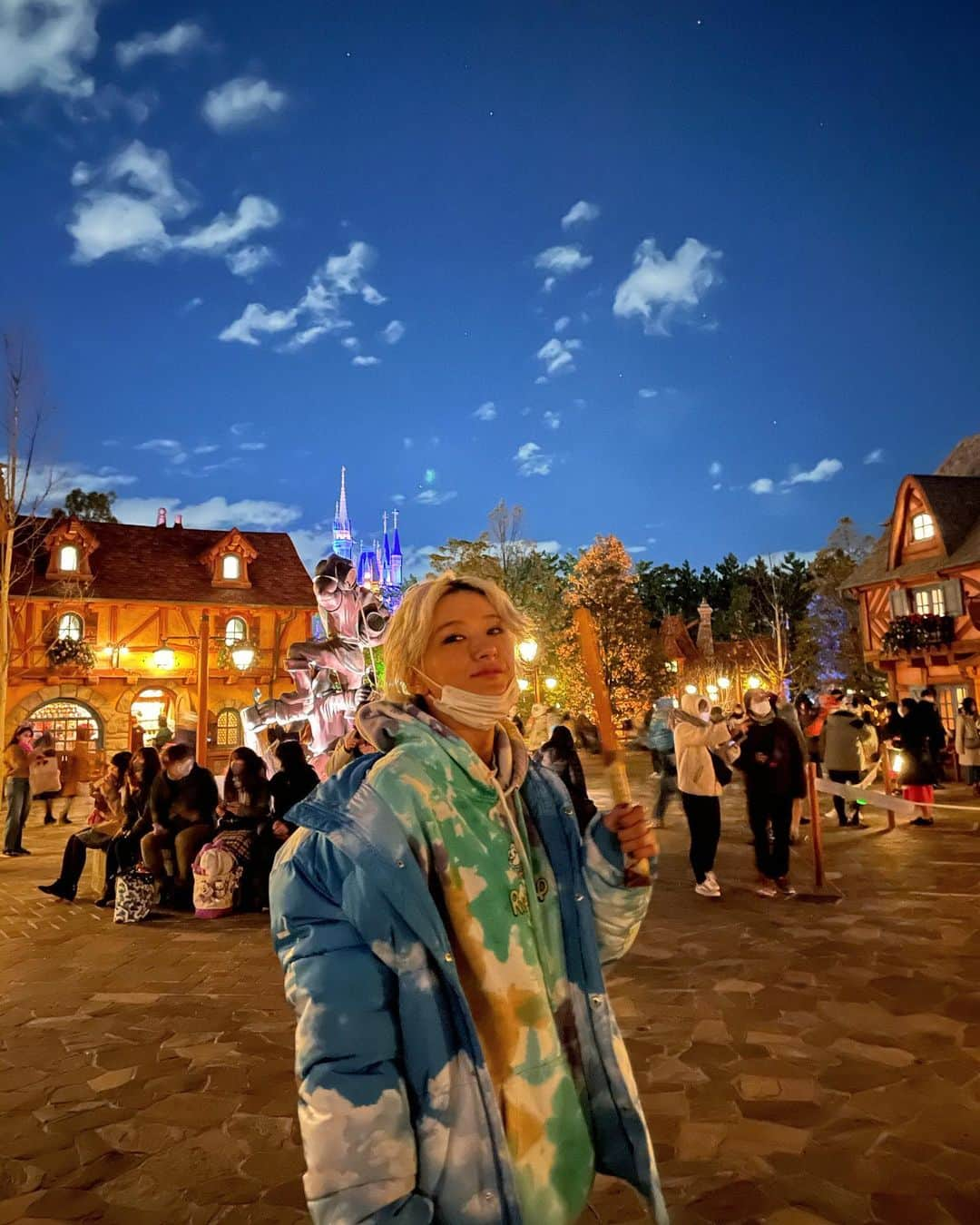 中川友里さんのインスタグラム写真 - (中川友里Instagram)「🍄TokyoDisneyLand🍄 ひっっっさしぶりのDisneyland何年ぶりかな🪐☄️🌏🌟 この時期めっちゃくちゃ寒かったけどそれはそれで楽しかった🧚‍♀️🧜‍♀️🎅🐠🐹🍄🌈チュロス食べるって決めてたから、見つけた瞬間の幸せの気持ち🌼🌸🤩  冬の空は空気が澄んでて夜空🌌も綺麗ですね🌜🌛🌟  @disney #東京ディズニーランド  #ディズニー　#ディズニーランド #女子旅　#disney #tokyo #tdl  #スペースマウンテン無限に乗れるけど首もげる」12月17日 22時08分 - darayunya