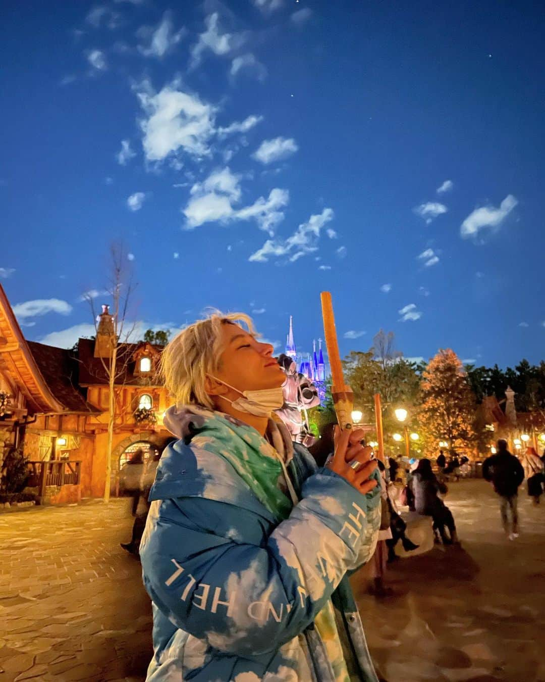 中川友里さんのインスタグラム写真 - (中川友里Instagram)「🍄TokyoDisneyLand🍄 ひっっっさしぶりのDisneyland何年ぶりかな🪐☄️🌏🌟 この時期めっちゃくちゃ寒かったけどそれはそれで楽しかった🧚‍♀️🧜‍♀️🎅🐠🐹🍄🌈チュロス食べるって決めてたから、見つけた瞬間の幸せの気持ち🌼🌸🤩  冬の空は空気が澄んでて夜空🌌も綺麗ですね🌜🌛🌟  @disney #東京ディズニーランド  #ディズニー　#ディズニーランド #女子旅　#disney #tokyo #tdl  #スペースマウンテン無限に乗れるけど首もげる」12月17日 22時08分 - darayunya