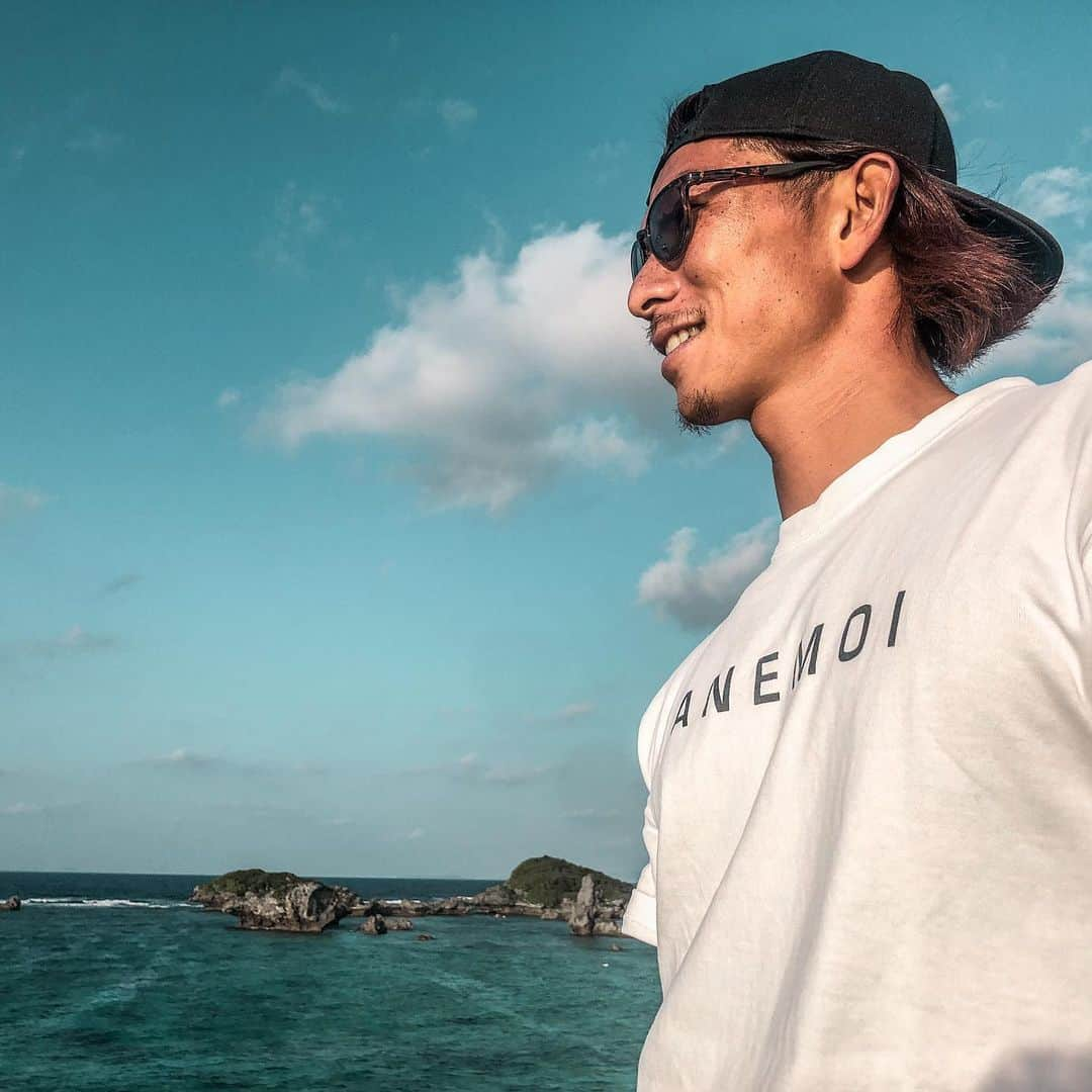 安藝正俊のインスタグラム：「▶︎【 okinawa life 】  2020年沖縄生活もあと2週間！  今年も沖縄に楽しませてもらった1年でした♪ 年々沖縄の魅力に引き込まれてます👏  残り2週間も変わらず 何事にも真っすぐに全力で 👍  《着用アイテム》 ・Tshirt @anemoi2020   ・sunglasses @zeque_by_zeal  Juno  BROWN DEMI / MASTER BLUE : #沖縄 #沖縄移住 #沖縄生活 #沖縄旅行 #沖縄好きな人と繋がりたい #海 #海のある生活 #海好きな人と繋がりたい #写真好きな人と繋がりたい #お洒落さんと繋がりたい #何気ない瞬間を残したい #青い海 #島暮らし #綺麗な景色 #偏光サングラス #ライフスタイル #ブルーチャージ #アウトドア #スローライフ #ダレカニミセタイケシキ #okinawa #okinawalife #okinawatrip #loves_okinawa #lifestyle #sealife #goodvibes #chill #polarized #polarizedsunglasseslen」