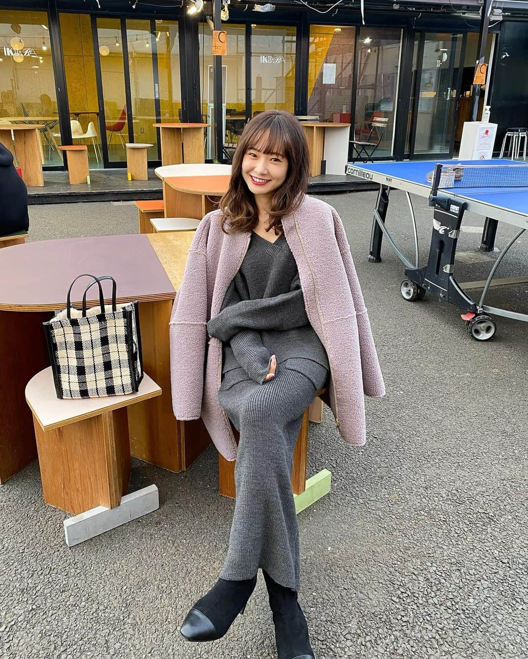 西川瑞希（みずきてぃ）さんのインスタグラム写真 - (西川瑞希（みずきてぃ）Instagram)「ブランドミーティングの日✨みっちりでやること毎回いっぱいだけど、とってもたのしくて大好きな時間☺︎  @cheriemona_official  私服はニットセットアップに、ボアコートを…❤︎ コートは色違いのくすみブルーを合わせても絶対に可愛い〜//  そしてHAPPY BAGもゲットしてくださった皆様、本当に本当にありがとうございました！今年も大人気で1日経たず完売。欲しい、と思ってくださったことがもの凄く嬉しかったです。是非到着までお楽しみにしていてくださいね🌷気に入っていただけますように！  #cheriemona #winterfashion #winter #冬コーデ #セットアップコーデ #ニット #コート」12月17日 22時10分 - mizuki_nishikawa_