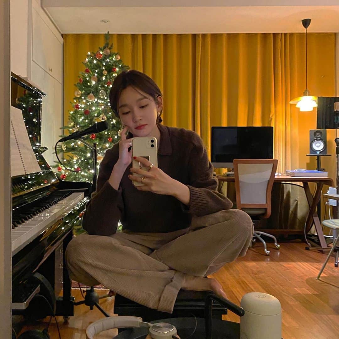 カン・ミンギョン のインスタグラム：「크릿스맛쓰추리.. 🎅🏻」