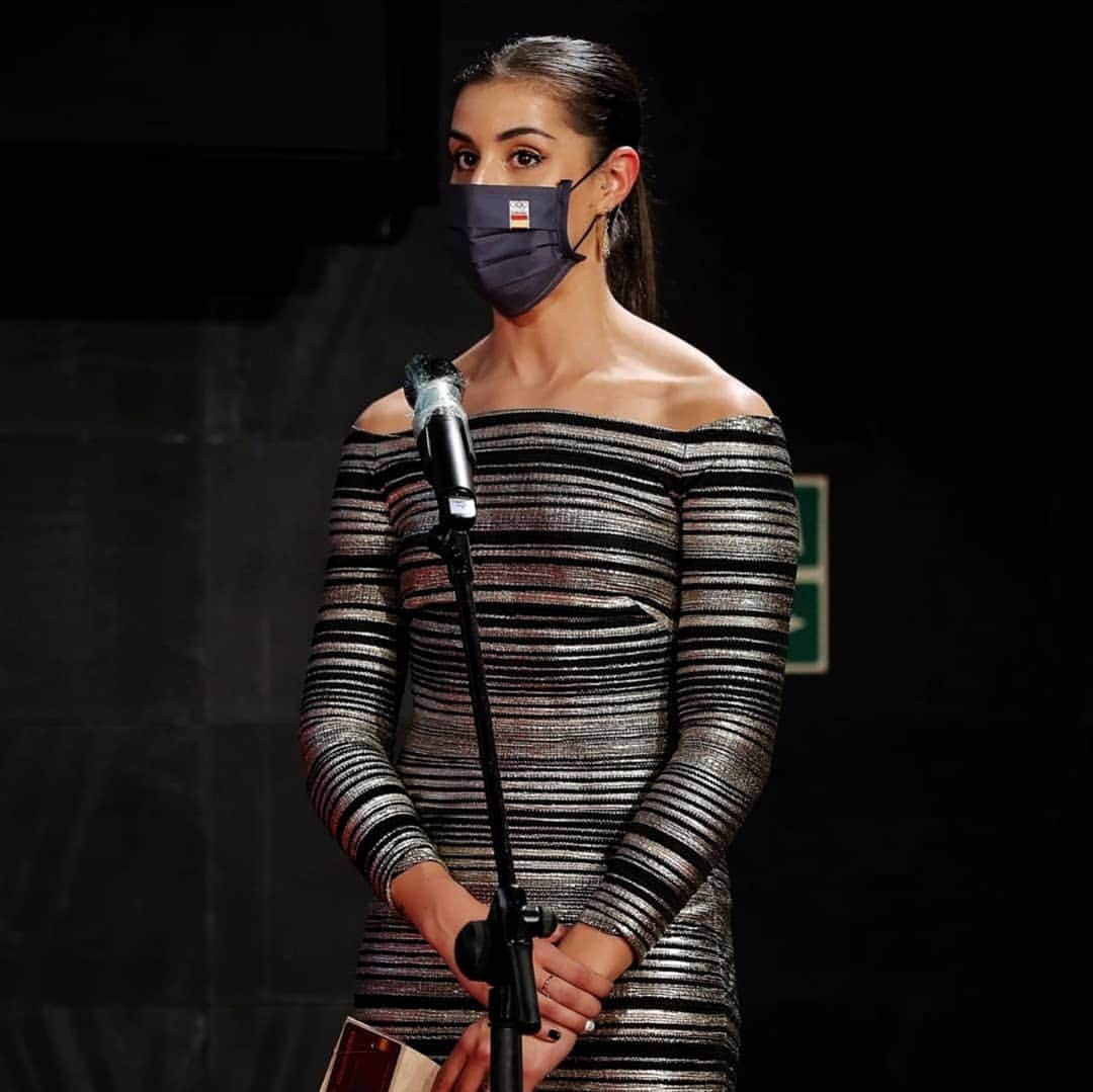 キャロリーナ・マリンのインスタグラム：「Fue increíble participar en la XV #GalaCOE con tantas mujeres que han dado tanto a nuestro deporte y nos sirven de ejemplo 💜 4⃣1⃣ medallas para la historia 🏅 Gracias @coe_es ❤️」