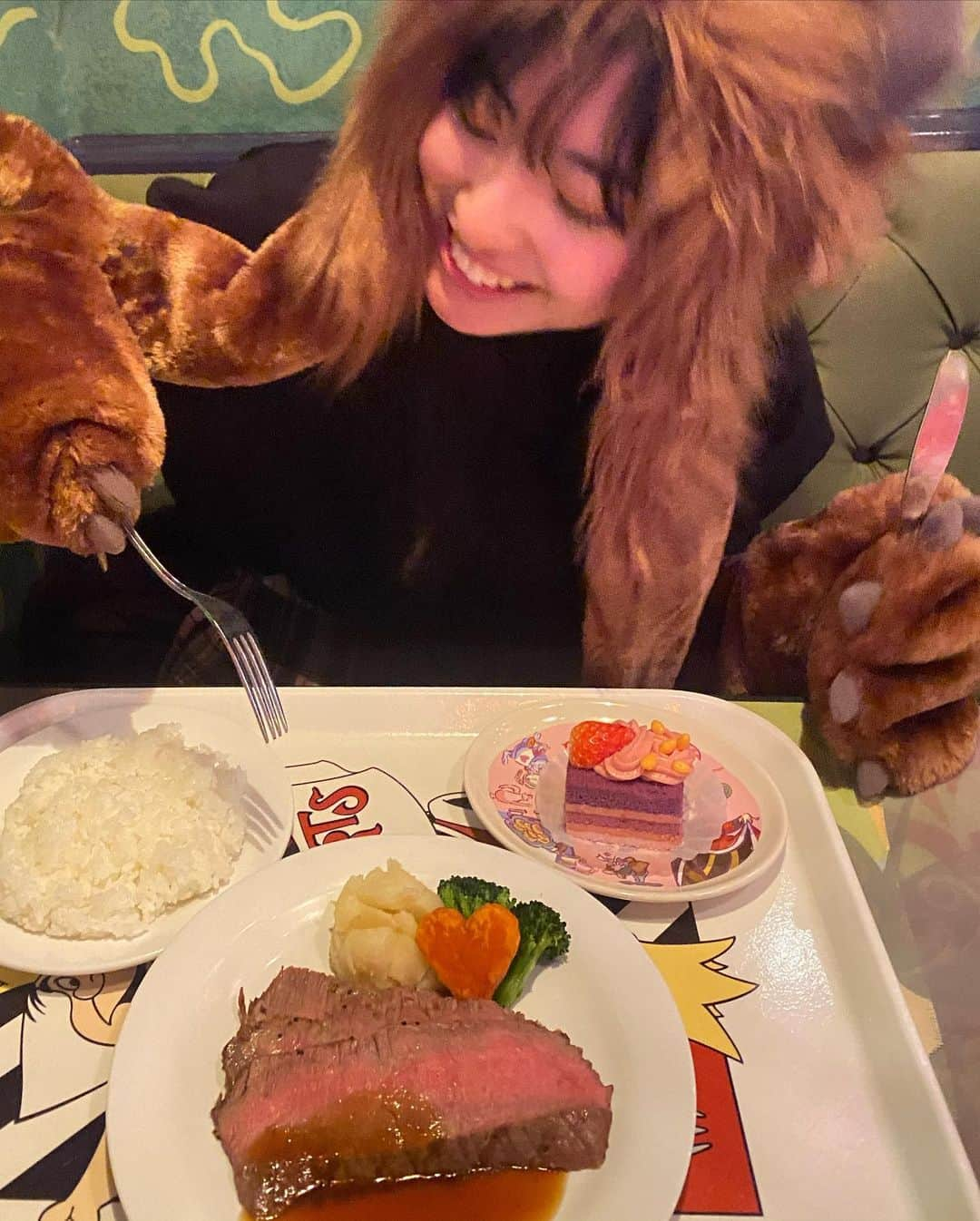 平塚麗奈さんのインスタグラム写真 - (平塚麗奈Instagram)「・ 爆食~ウ💃🏼  ベリーチアーズ(ビール風の甘い炭酸ドリンク)は 泡だけつけさせてもらいました、🙉🧣 んん~ガストンになった気分でした(((あなた飲んだの泡だけ」12月17日 22時12分 - hiratsuka_reina