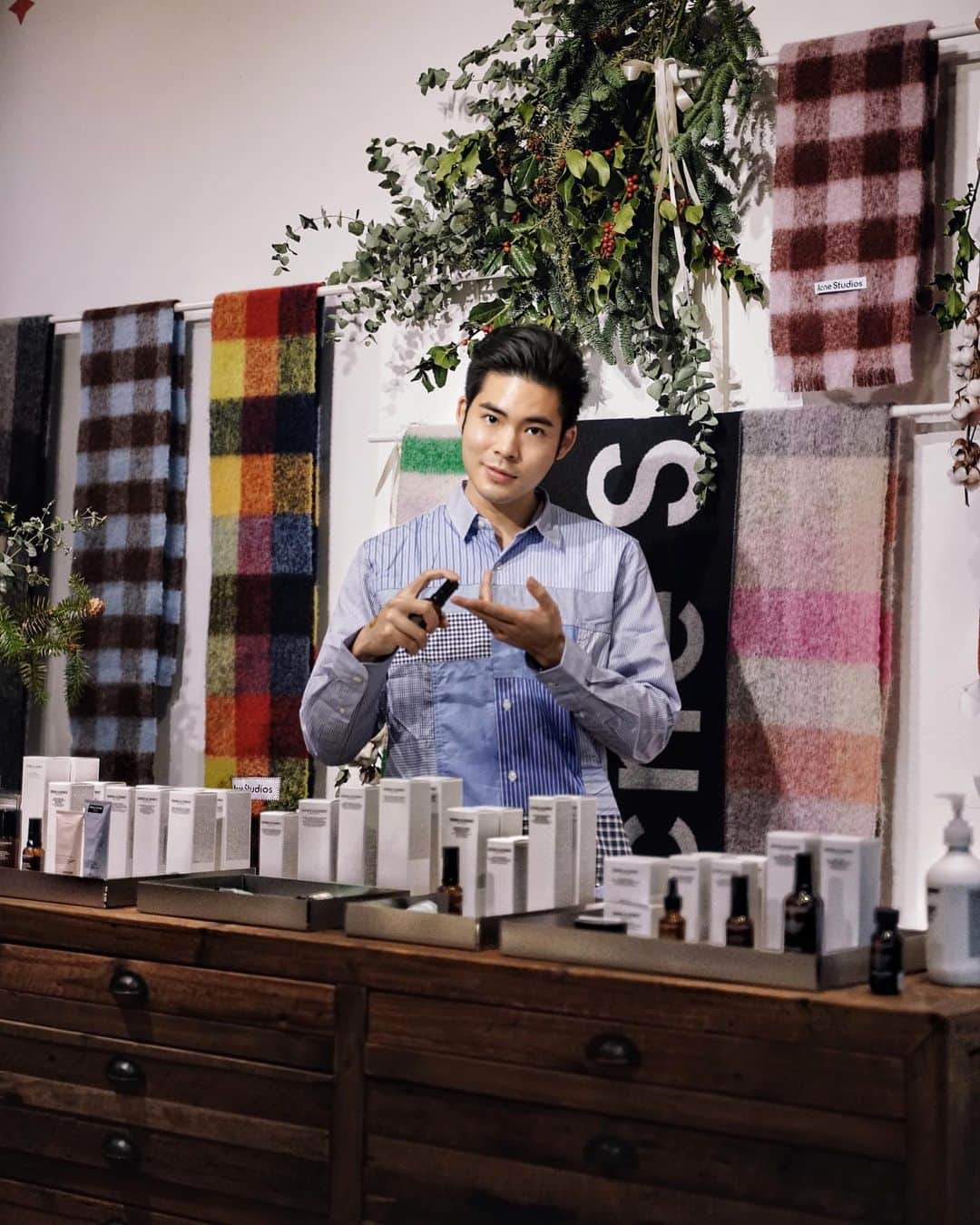 Christoffer Chengのインスタグラム：「Yes, that beautiful silver bottle of handwash you tried at your cool friends house is from Grown Alchemist, an Australian beauty brand with products derived from natural botanicals. If you’d like to treat yourself well or wanna get a nice present for someone else, check out their pop up store at IT in Causeway Bay!  Wearing: @junyawatanabe   @ITHK @GrownAlchemisthk @izzue_market & #izzuehome #ITxGrownAlchemistPopUp #LifestyleDestination」