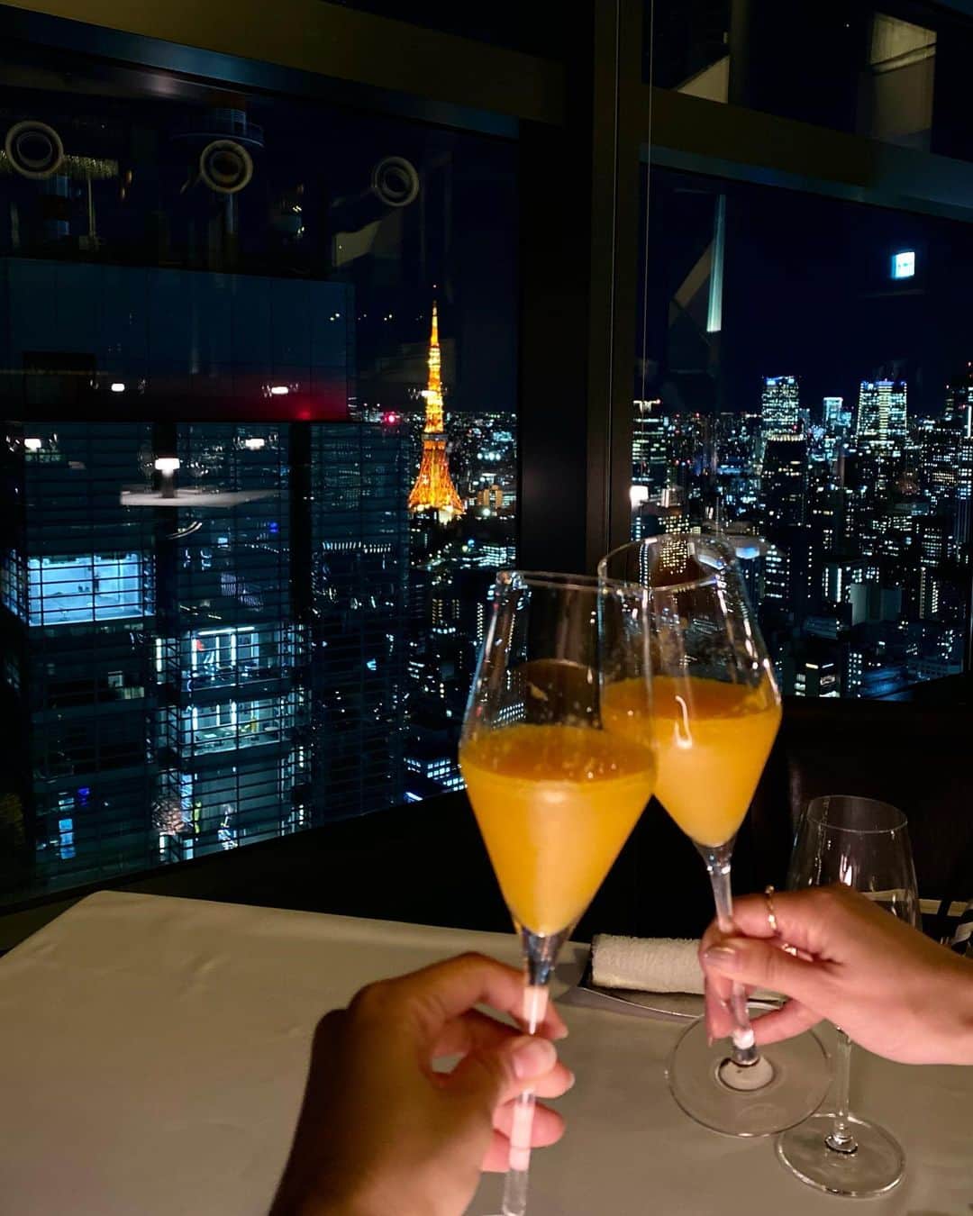 黒田麻理耶さんのインスタグラム写真 - (黒田麻理耶Instagram)「. 東京タワーを見ながら乾杯🥂🗼 . 今日はこえみちゃんと2020年納めのディナー会🍽 夜景が綺麗な「Fish Bank TOKYO」にて🌃 👉(@fishbanktokyo_edge) . 生ウニのフランに始まり、 サーモンのコンフィがとっても美味しくて🥺🧡 オマール海老のビスクスープには とうもろこしのエスプーマを目の前で乗せてくれて🌽 お魚、お肉、デザートまで美味しくいただきました☺️ 美味しいお料理にお酒、あ〜幸せ💓💓💓 . 東京の景色を一望しながらのフレンチディナーは 特別な気分になりました🥰 こえみちゃん(@_coemi)、 また来年もたくさん美味しいもの食べに行こうね❣️ . #fishbanktokyo  #フィッシュバンクトーキョー #新橋  #汐留  #汐留シティセンター #新橋グルメ  #新橋ディナー  #新橋フレンチ #汐留グルメ  #汐留ディナー  #汐留フレンチ #地上215mの絶景  #夜景の見えるレストラン #東京タワーを一望  #こえみまりや」12月17日 22時18分 - mariya_kuroda