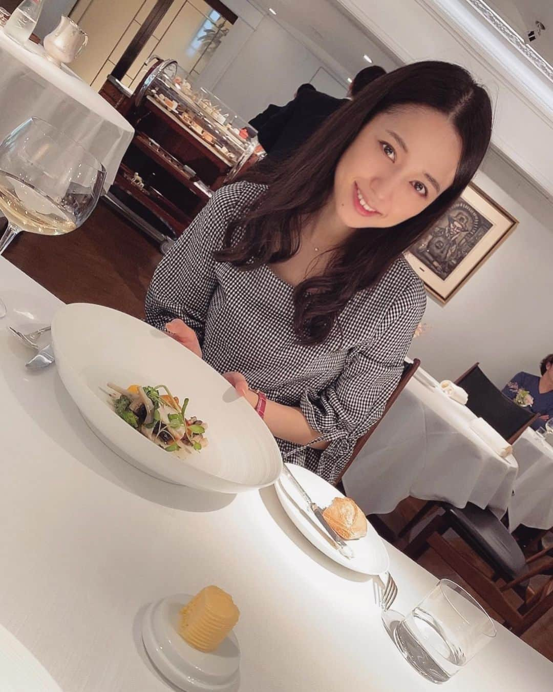 高山璃奈さんのインスタグラム写真 - (高山璃奈Instagram)「母のお誕生日のお祝いで﻿ ずっと行きたいと言っていたレストランへ…❤️﻿ ﻿ 一品一品に感動🥺✨﻿ 幸せでした🙇‍♀️﻿ ﻿ いつまでも﻿ 元気でかわいい母でいてほしいです(*^_^*)﻿ ﻿ 最後のビデオは﻿ お店のすぐ裏にある有栖川宮記念公園🌿﻿ 自然豊かで癒されました〜☺️﻿ ﻿ #レストランひらまつ #広尾ランチ ﻿ #広尾グルメ #広尾」12月17日 22時18分 - rina__takayama