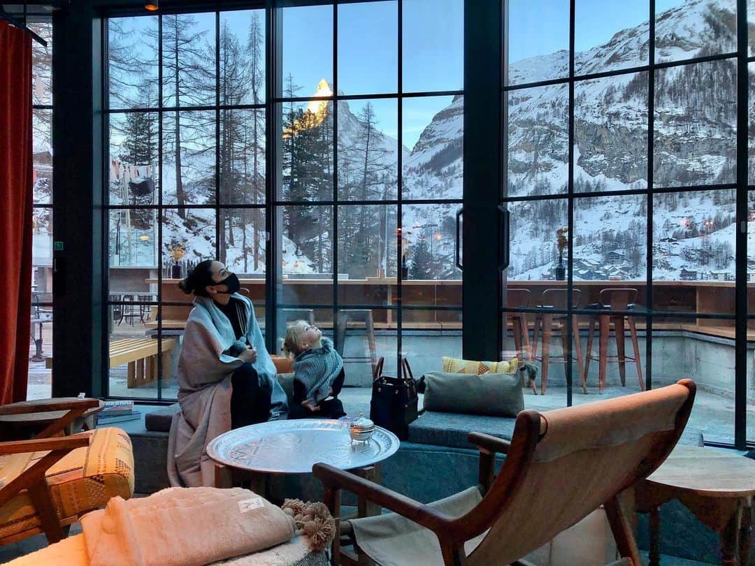 太田エイミーのインスタグラム：「“Look up” I told her.   Breakfast at the trendy beautiful @cervozermatt  . . . @switzerland.vacations @travelandleisure @travellingthroughtheworld @switzerland.hotels @zermatt.matterhorn @your_passport @windowswap @theworldfromawindow @the.stylish.project」