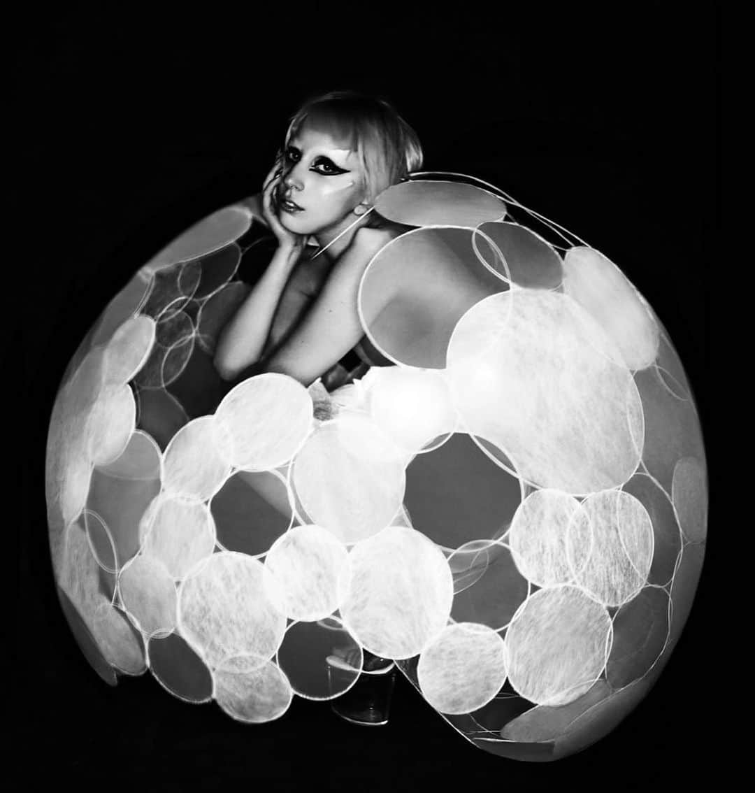 ValGarlandのインスタグラム：「#Bubbly @ladygaga by @nick_knight   Styled by: @nicolaformichetti  Hair by: @sammcknight1 Makeup by: @thevalgarland Manicure by: @mariannewman   #LadyGaga #BornThisWay #NickKnight #ValGarland」