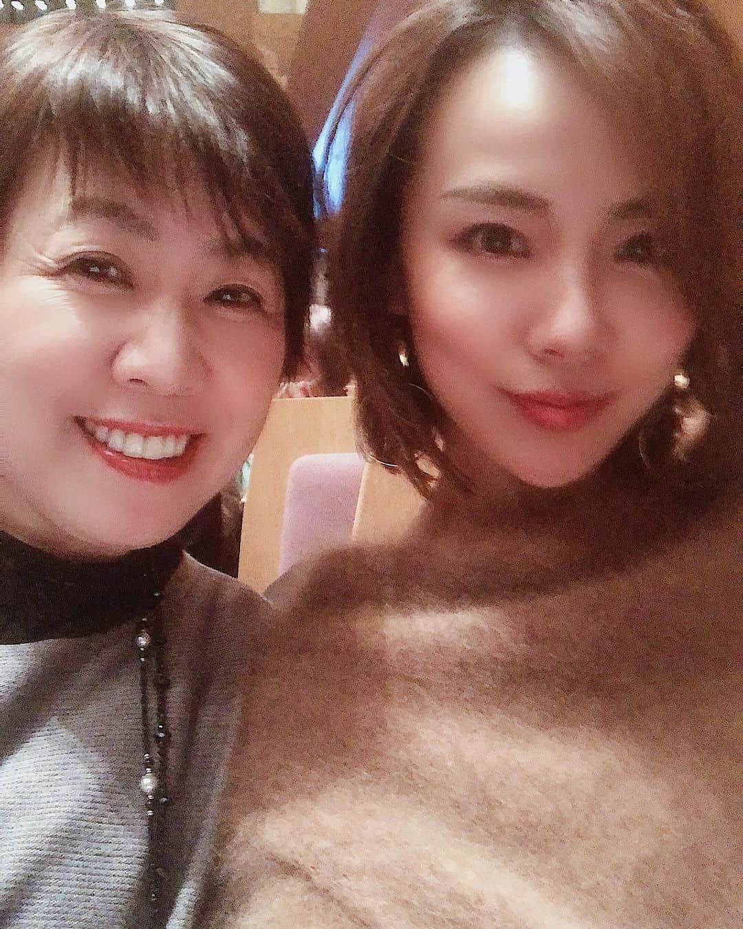 小松あやのインスタグラム：「. 先日ストーリーにアップした、 ギター練習中の母親の動画🎸 　 　 母親からは、 「あんな作業着みたいな服載せないでよ！」 と怒られましたが、 　 「お母さんかわいい」 「お母さんに勇気をもらった」 「お母さん応援したくなる」 「お母さんと同年代だけど、僕も頑張ろうと思いました」 　 などなど、皆さまから、 びっくりするぐらいたくさんのメッセージをいただきました。ありがとうございます🙏✨ 　 　 なので、せっかくですし、 こちらにも残しておきます💁🏻‍♂️笑 　 　 ちなみに母は、 娘の私が言うのも変ですが、 かわいい女性です🌷 　 　 ギター何本持ってるんだ？ ってぐらいギターが増えてたり、 久々に実家に行ったら突如防音室が出来てたり、 突拍子もないことばかりする母ですが、 一生懸命なので、 見てるとついつい応援したくなります😚 　 　 #昨日から楽器投稿多め 　 #母と娘 #親子ツーショット #仲良し親子 #お母さん #ギター母ちゃん #アコギおばさん #ギター演奏」