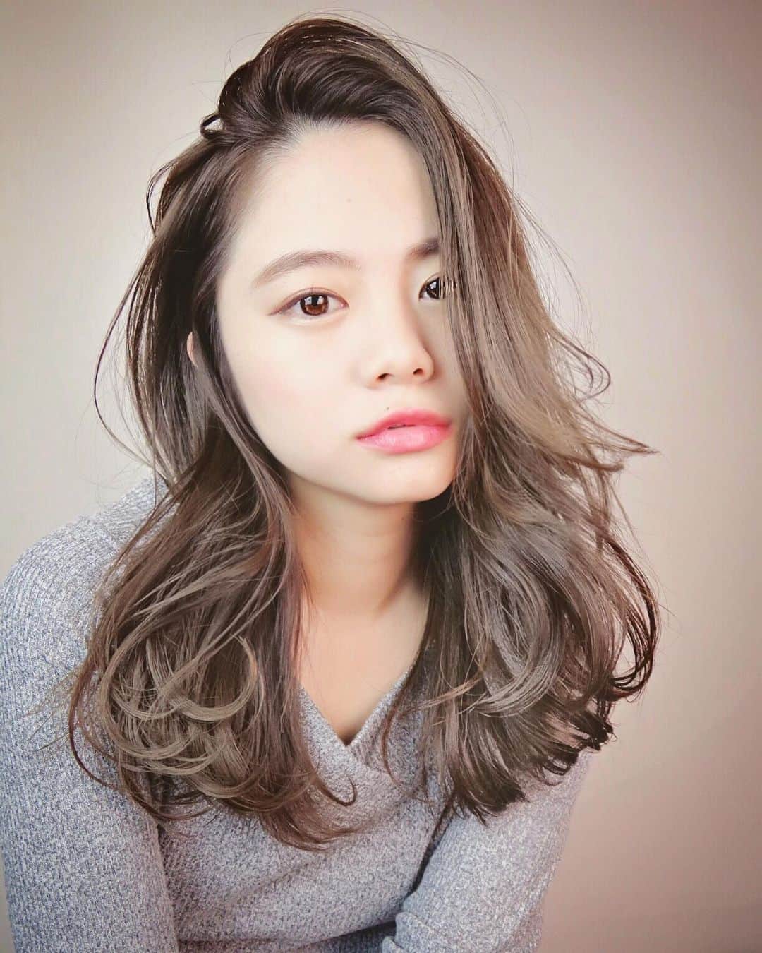 斉藤潤一のインスタグラム：「12月の予約もだいぶ埋まってきたので是非年末の締めはROCOSPEARZ に予約下さい🙇‍♂️  『2020年大人気ハニープラチナ』  カットとHPケアブリーチで綺麗にダメージレスでぬく！  #斉藤潤一  冬はモノトーン系の洋服などが多くなるので明るい髪の毛はかわいい  明るいカラーが好きな方は是非 . 〒150-0041 東京都渋谷区神南 ご予約はこちらへ ☞☞ TEL ☏﻿ ﻿03-3462-2093 web  roco@1cs.jp 渋谷 美容室 #rocospearz . 〒150-0041 東京都渋谷区神南1-14-9 第7FMGビルB1F . . ご予約はこちらへ ☞☞ TEL ☏﻿ ﻿03-3462-2093 web  roco@1cs.jp . ★平日  open  11:30-22:30 ★土日祝  open  11:00-21:30  #渋谷#東京#oggiotto#新宿#新宿美容室#ヘアアレンジ #外国人風#バレイヤージュ #hair#渋谷美容室 #インナーカラー#オシャレ #外国人風カラー#ショートヘア #ヘアアレンジ #ケアブリーチ  #アッシュ #newcolor # #tokyo #shibuya #hair #ボブ #モデル#バレイヤージュカラー #ファッション　#美容師 #패션 #미용사 #미용」