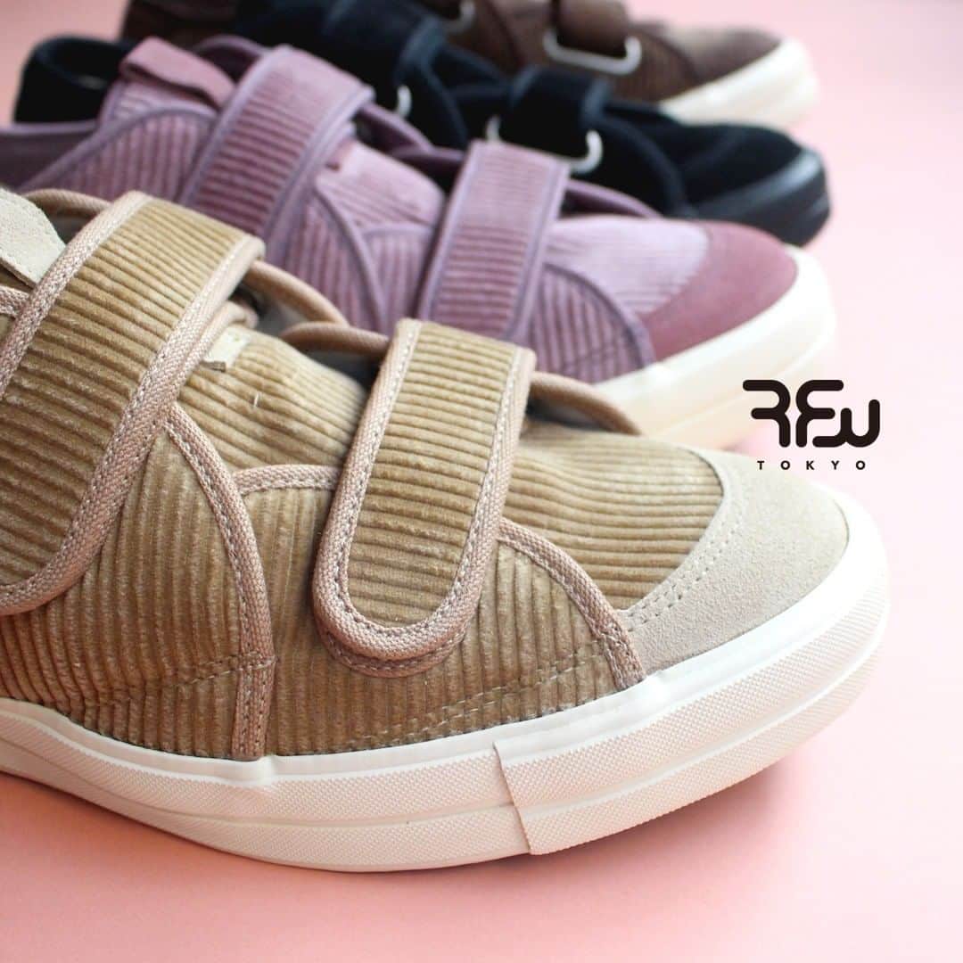 のインスタグラム：「【RFW 2020AW】  SANDWICH-LO STRAP CORD Black/Purple/Beige/DarkBrown  2020年秋冬新作コレクションから、 アッパーにコーデュロイを使用した SANDWICH STRAPが発売中  今回使用したコール天素材(コーデュロイ)は、柔らかく、温かみのある風合いです。 凸凹感のある生地感も印象的です。  www.rfwtokyo.com  #rfw #rfwtokyo #rhythmfootwear #sneaker #sneakers #kicks #instashoes #instakicks #sneakerhead #sneakerheads #nicekicks #sneakerfreak #kickstagram #2020aw #autumn #winter #renewal #tokyo #rpm #rhythmprimarymarket #sandwich #strap #corduroy」