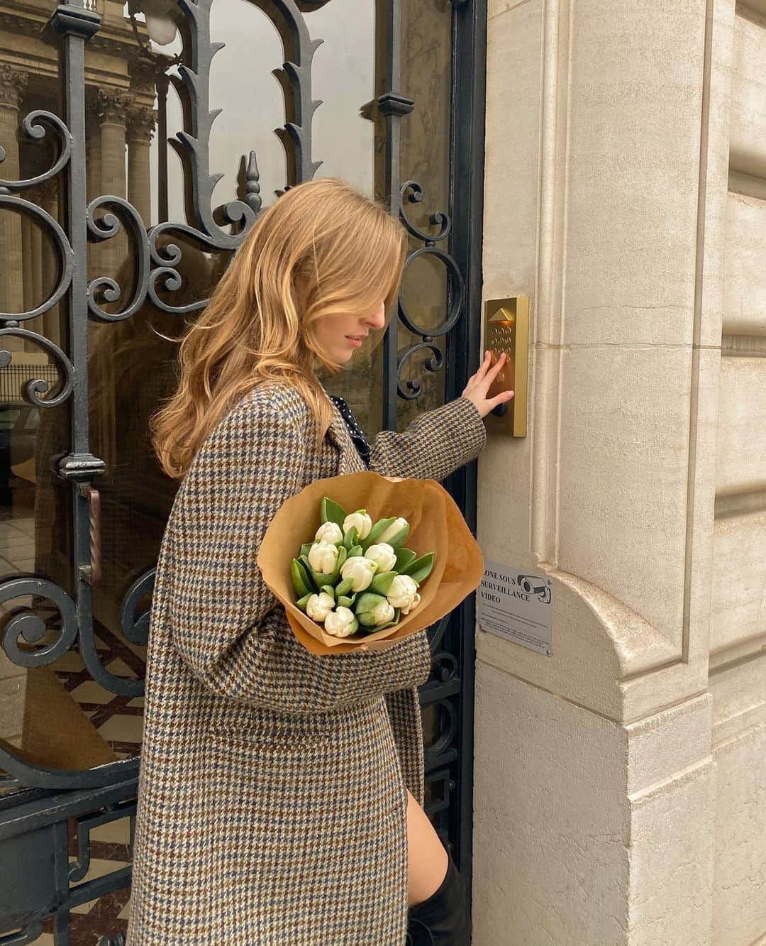 ポール&ジョーさんのインスタグラム写真 - (ポール&ジョーInstagram)「All you need is flowers and a Galant coat 🌼 ⁠ -⁠ @alifirova ⁠ -⁠ #PaulAndJoe #AW20 #Parisian #Coat」12月17日 22時30分 - paulandjoeparis