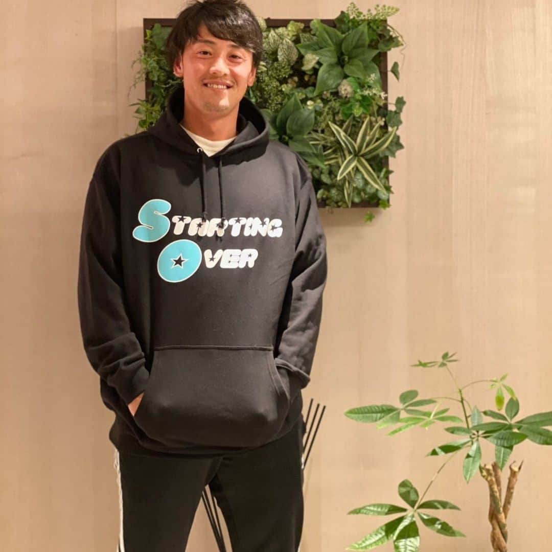 荒木貴裕のインスタグラム：「つよしのプロデュースしたパーカー☆ 白と黒2色展開でパーカーとTシャツがあります！ Sから2XLまであります！ 気になった方はチェックしてみて下さい^ ^ ちなみに僕は2XL着てます  https://coralcruiser.net」