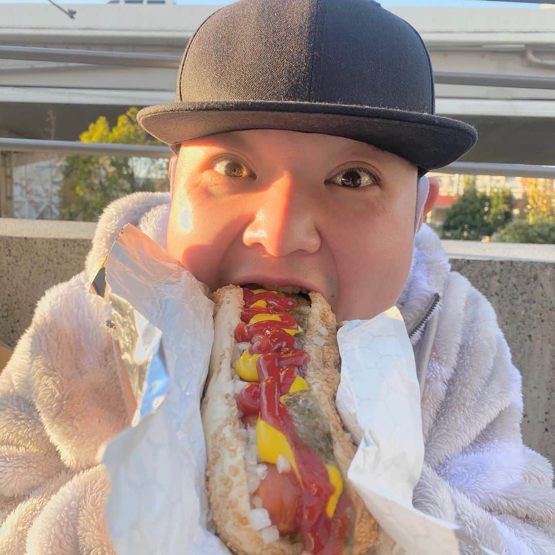 内山信二さんのインスタグラム写真 - (内山信二Instagram)「コストコの儀式、、、  ホットドッグ🌭を食べる😆🙌🥰  #コストコ #まずすること #これでゆっくり #買い物ができる #内山信二」12月17日 22時24分 - meetbowl2929