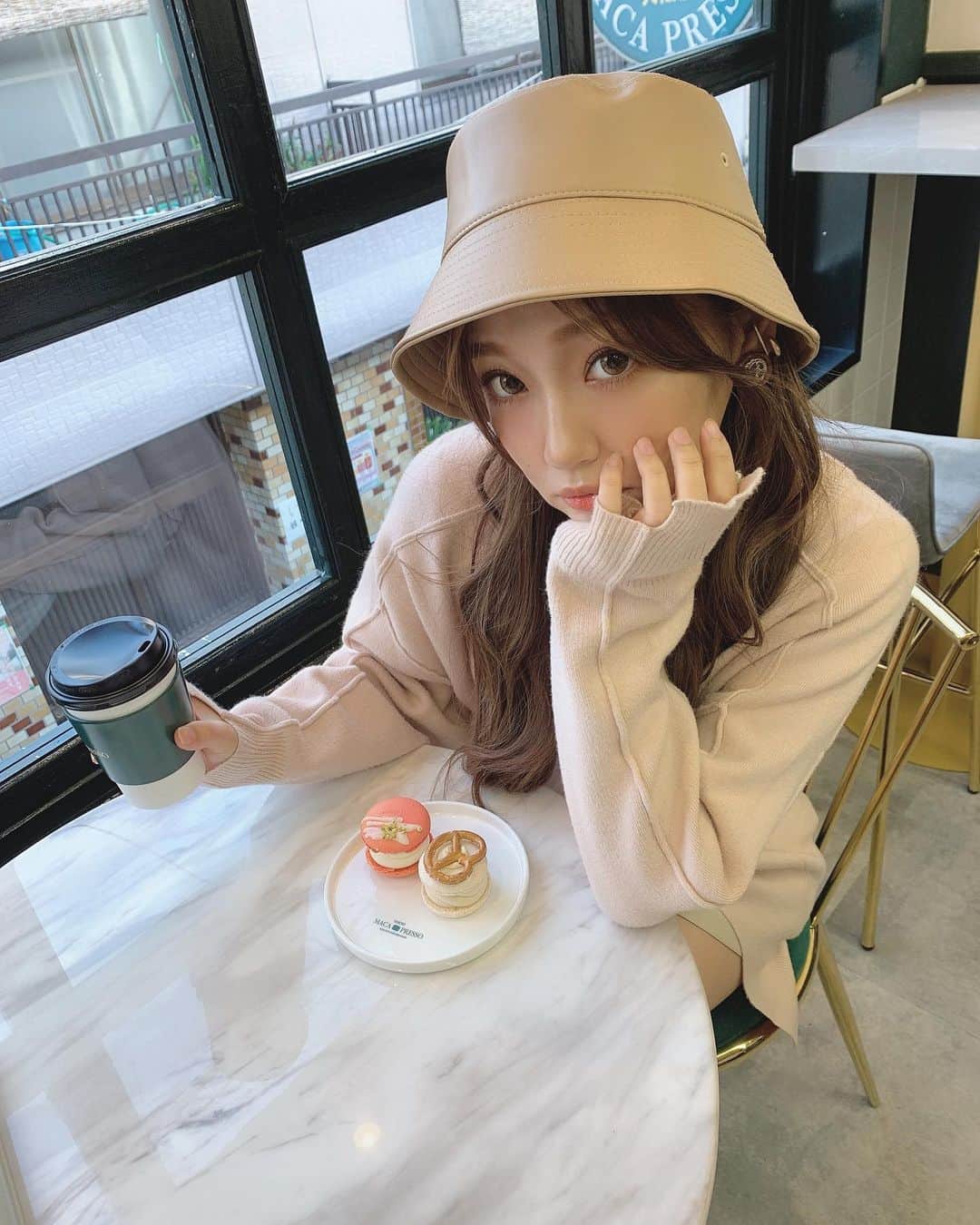 いっちゃん/嶋津 いつみのインスタグラム：「. . こないだ行った 鶴橋にあるトゥンカロンのcafe☕️♡ . . . . 本当は映えな可愛いドリンクとかも いっぱいあったんやけど . 寒さと満腹に負けて 暖かいカフェラテとトゥンカロン１個で 手を打った🤷🏼‍♀️💨w . . . . 他にもいっぱい可愛いトゥンカロン売ってるお店あるのに いつもお昼食べ過ぎちゃって 購買意欲なくなってまう…😑。 . . . . . . 次こそ可愛いお菓子と チーズハットグ食べたい←。 . . . . .  #関西  #関西サロモ  #サロンモデル #サロモ #いっちゃん  #フリーモデル #関西モデル  #あざといっちゃん #かわいっちゃん #いっちゃんコーデ  #ブライダルモデル #アレンジモデル #ヘアカラー  #ヘアアレンジ #くしゃ顔  ##関西  #関西サロモ  #サロンモデル #サロモ #いっちゃん  #フリーモデル  #치맥  #좋아요환영 #소통환영 #팔로우환영 #팔로미 #인친환영 #친구해요 #셀카 #셀피」
