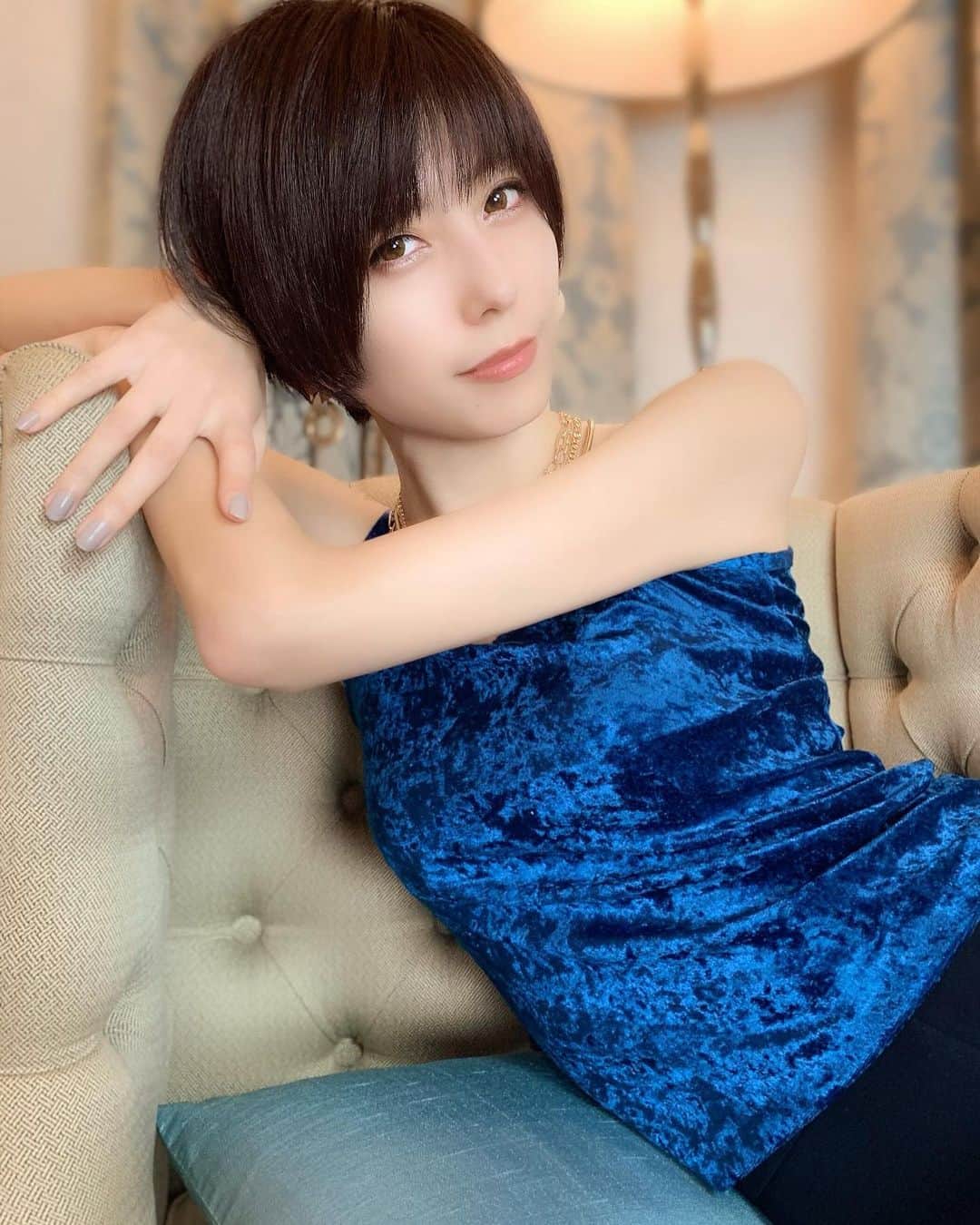 乃亜のインスタグラム：「12/18(金)漫画『痴女レッスン』発売！！ 紙の本のほうが集英社から評価されるっぽいので、書店で取り寄せたりAmazonで買ってね❤︎  You must buy❤︎  私のプロフィールのとこにAmazonリンクがあるよ❤︎」