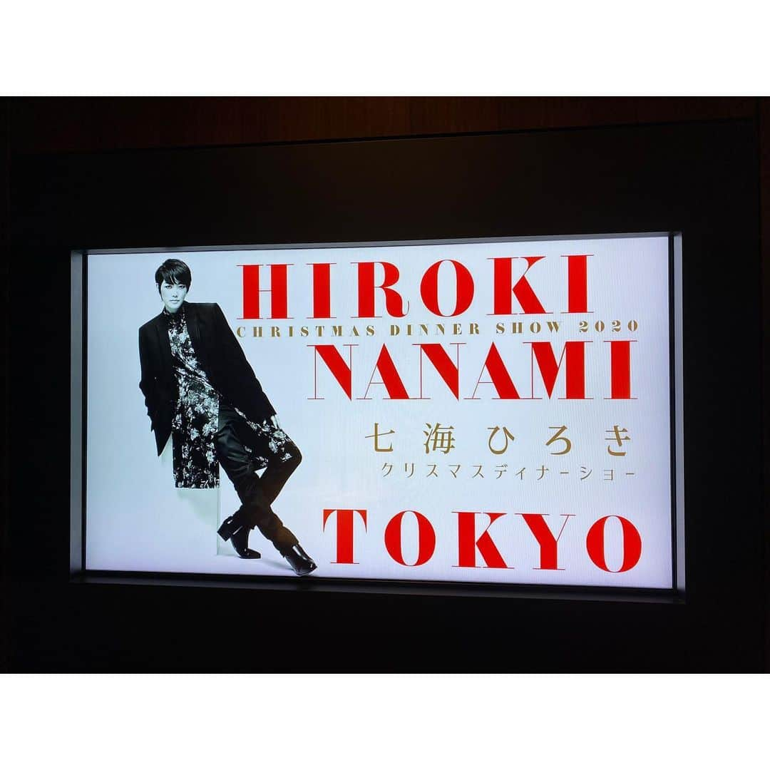 香音有希のインスタグラム：「めちゃくちゃたのしかったー！！！！！ (((o(*ﾟ▽ﾟ*)o)))♡ .  贅沢なことに2年連続クリスマスディナーショー見させていただいてしまいました🎅🎄🎄✨✨ . 気づくとペンライトを手元で振る、ではなく、 手元でぶんぶん振り回してました😂 元気沢山もらった✨ カイちゃん、れんた、くみちゃん、 素敵な夜を本当に有難うございましたーっ(*´Д｀*)❤️🤍 . . #七海ひろき  #カイちゃん #クリスマスディナーショー #東京會舘#大好きな場所 #気づいたら#皆お洋服真っ黒だった #偶然#驚きの黒さ #まさこさん#十輝いりす  さん #しーらん#壱城あずさ #麻央侑希  ちゃん #なんでやたら足クロスしてるのか😂#寒かったんかw」