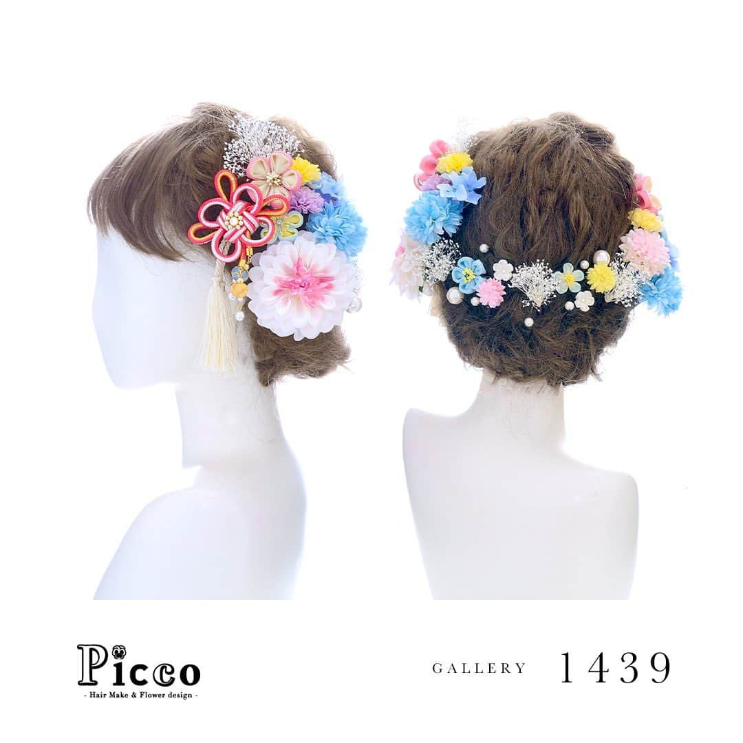 髪飾りの『Picco（ピッコ）』のインスタグラム：「🌸 Gallery 1439 🌸﻿﻿ ﻿﻿  【 #成人式　#髪飾り 】 ﻿﻿ ﻿ #Picco #オーダーメイド髪飾り #振袖ヘア #成人式ヘア﻿﻿  赤白金の組紐飾りとピンクのグラデーションダリアをメインに、振袖柄らセレクトしたカラーのマムと小花で盛り付けました💛💙💖 サイドからバックにかけてつまみ小花、バックにはパールを散りばめた、おしゃれな和スタイルに仕上げました😍💕﻿﻿ ﻿﻿ ﻿﻿ #丸つまみ #つまみ細工 #ちりめん細工 #組紐 #成人式髪型﻿﻿ ﻿﻿ デザイナー @mkmk1109﻿﻿ ﻿﻿ ﻿ ﻿﻿ #ダリア #ヘアアクセサリー #花飾り #造花　﻿﻿  #伝統 #和装 #髪飾り成人式 ﻿﻿ #おしゃれ #かすみ草 #成人式前撮り  ﻿﻿ #ヘアスタイル #パステル #二十歳 #振袖　#👘﻿ #袴 #着物 #マム #ドライフラワー」