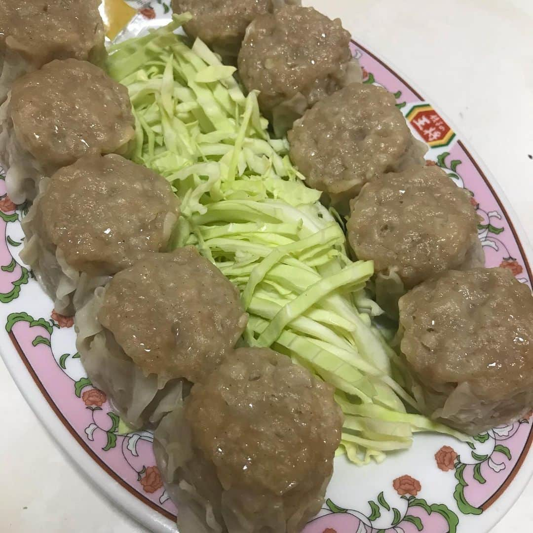 野牛あかねさんのインスタグラム写真 - (野牛あかねInstagram)「５５１の焼売を王将の皿に乗せてみた。 肉まんが好きだったけどカタルチアの高橋さんに焼売の美味しさを教えてもらって以来もっぱら焼売です^_^  #５５１蓬莱 #蓬莱は肉まんよりシュウマイが好き  #肉まんも好きだ」12月17日 22時29分 - yagyuakane