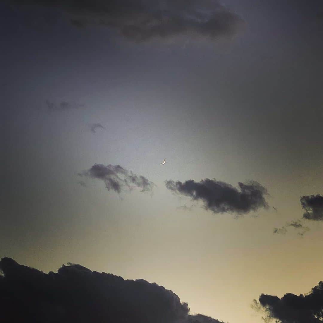 奥井亜紀さんのインスタグラム写真 - (奥井亜紀Instagram)「キレイなお月さまだったなあ。#お散歩は三歩でも良し」12月17日 22時39分 - akiokui