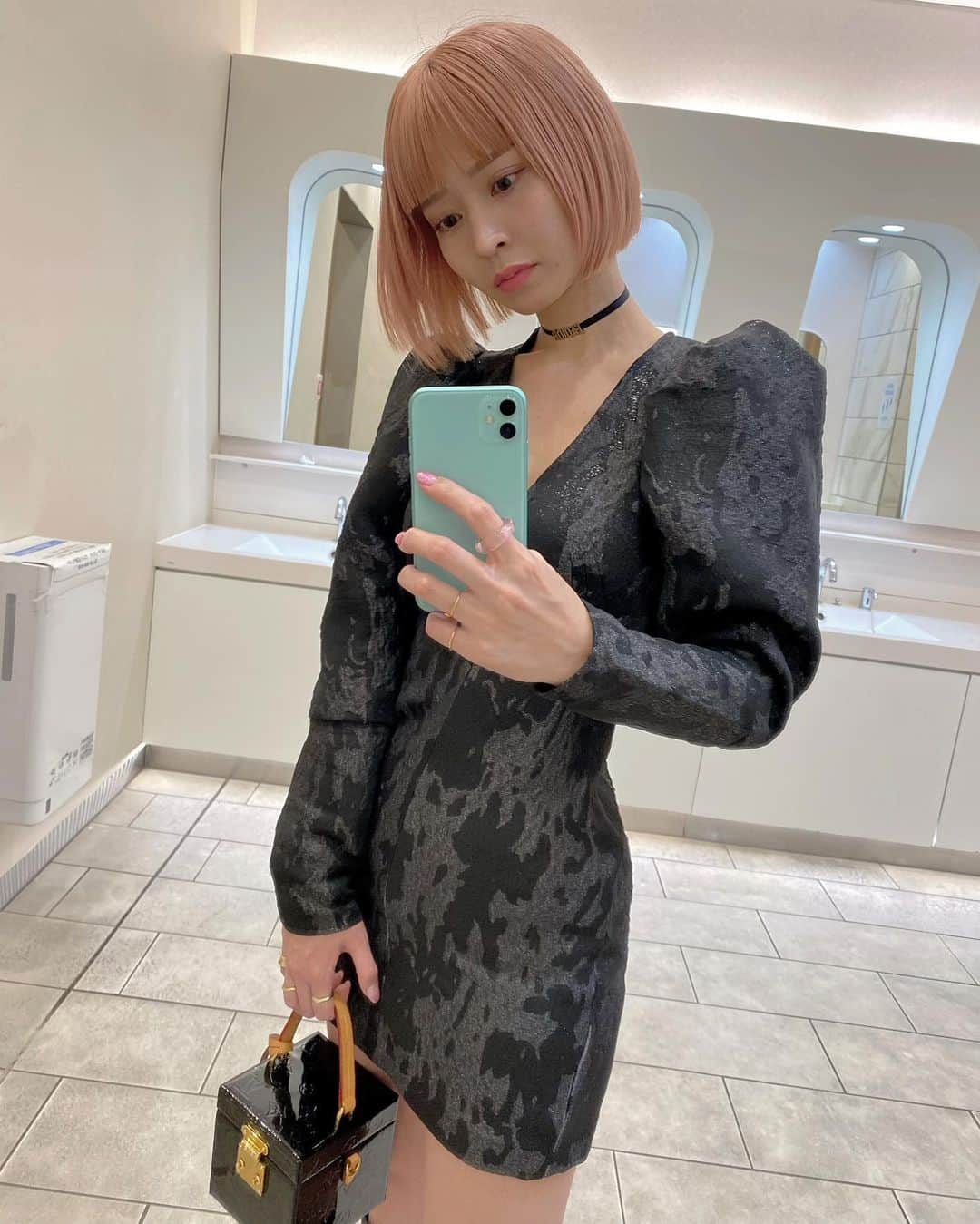 梅村実帆のインスタグラム：「H&Mのセールで見つけたワンピース🕺🏻 1000円😂なんか派手で形がかわいくて好き ボディコンみたいな服好きなんだよね🍑」