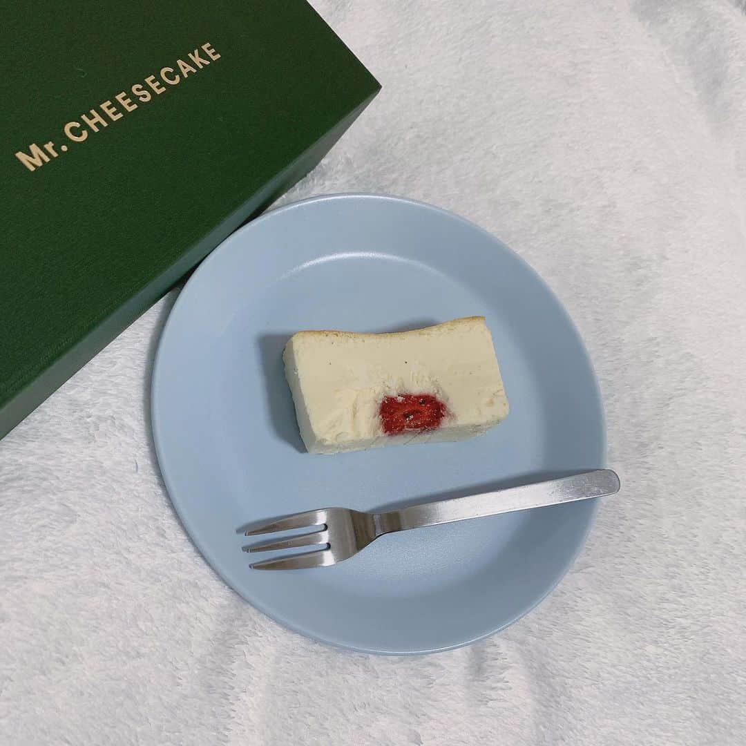 長尾しおりさんのインスタグラム写真 - (長尾しおりInstagram)「念願のMr.CHEESECAKEを遂に食べました〜〜🎂﻿クリスマス最高🥲﻿ ﻿ ﻿ 幸せの味……美味しい……🥲﻿ ﻿ ﻿ ﻿ #mrcheesecake #ミスターチーズケーキ #チーズケーキ #チーズケーキ専門店 #cheesecake #ケーキ #cake #cakestagram #クリスマスケーキ #christmascake」12月17日 22時33分 - shiori_nagao