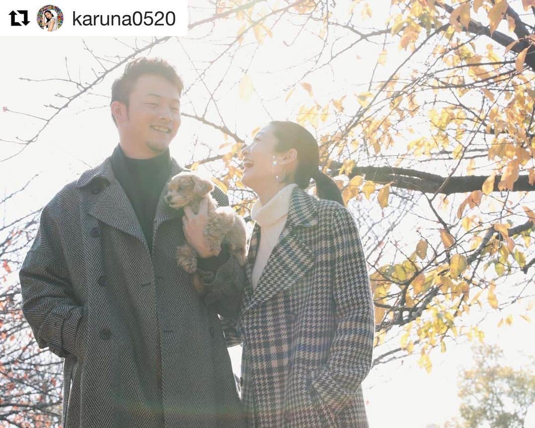 大島央照さんのインスタグラム写真 - (大島央照Instagram)「先日、結婚式の記念に、写真展にむけて撮影させてもらった、広島東洋カープの和樹さん @kazuki_yabuta とモデルのカルナちゃん　@karuna0520 。ストーリーにもFLAGにも書いてますが、12月16日は見守ってきたお二人が無事に結婚式を迎えられて、とても嬉しかった日で、密かに私達が結婚をするきっかけになった日でもありますー笑。  月日が経って、更に笑顔が素敵なお二人の写真を撮る事ができて、本当に幸せです✨おめでとうございました💕✨  素敵な写真が撮れたので、写真展もお楽しみに✨✨  #おめでとう #祝 #写真展 #私の記念日 #happy #結婚式 #結婚 #smile😊  #bottegamartinese   #Repost @karuna0520 with @get_repost ・・・ ㅤㅤㅤ 12月16日は結婚式記念日でした⛪️🕊 結婚式を挙げてから３年が経ちました。 落ち着いてお祝いできるので去年から 結婚式を挙げた日にお祝いしています🥂 ㅤㅤㅤ 写真は私がいつもお世話になっている 大島央照さんに撮って頂きました📸👏🏻 央照さんが来年開催する展示会に向けて "記念日"をテーマに写真を撮られていて、 ぴったりの機会で私達もお願いしました。 主人もポーズの重心の取り方を教わったり モデルさながら似合っていました🕺🏻✨笑 ㅤㅤㅤ 夫婦になって４年目に突入していますが、 年々"幸せ"と感じる瞬間が増えています。 来年も同じように感じられますように🌈 ㅤㅤㅤ Special Thanks； Photo @chiaki_oshima_works Costume @bottega_martinese_jp Hair & Makeup @renasuzuki」12月17日 22時35分 - chiakioshima