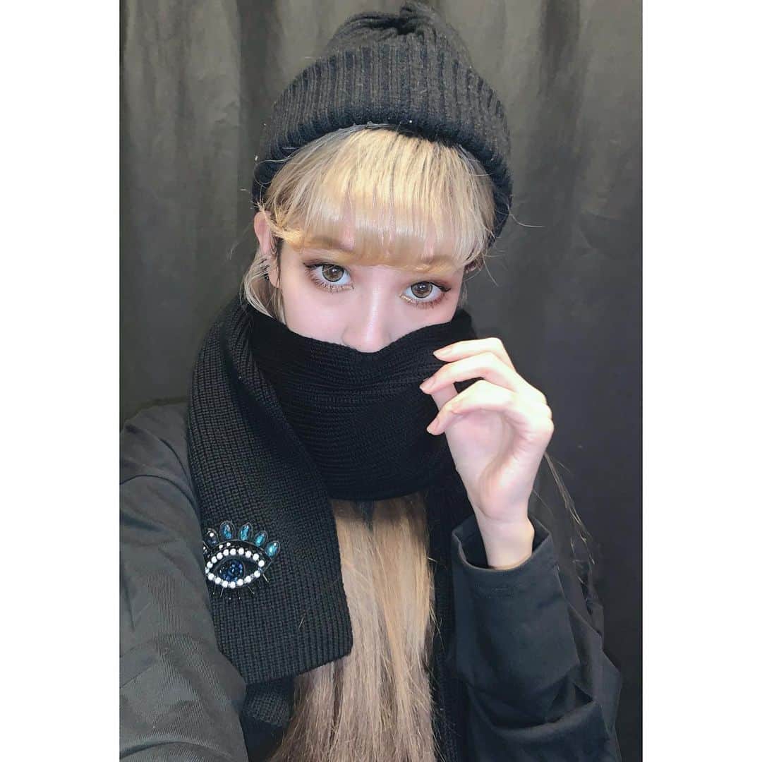 中川ジュリアのインスタグラム：「超寒い🥶この帽子じゃないけどお揃いのニット帽もある！🧣 @kenzo」